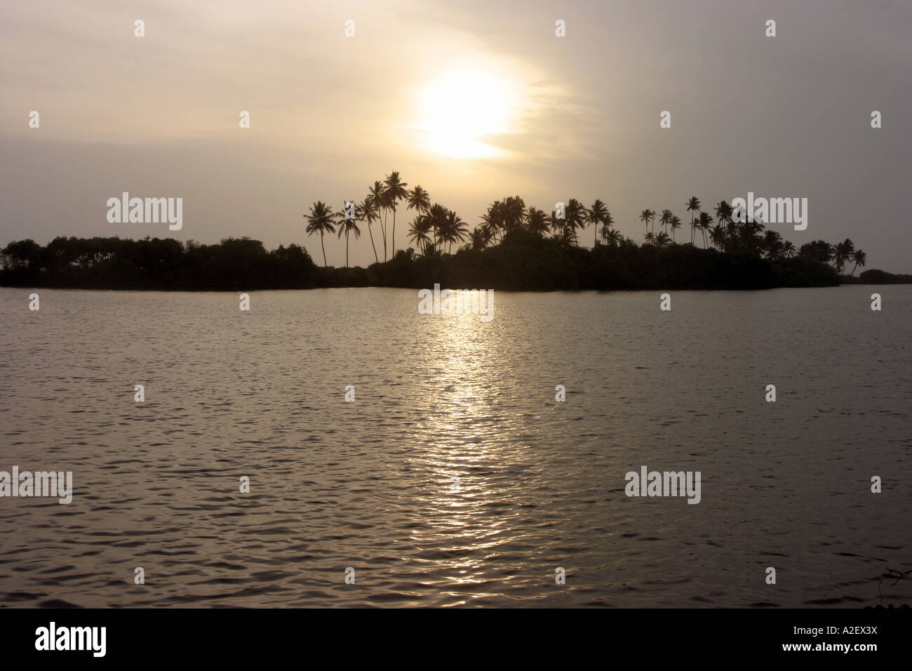 Tramonto sull'acqua, Hikkaduwa, Sri Lanka Foto Stock