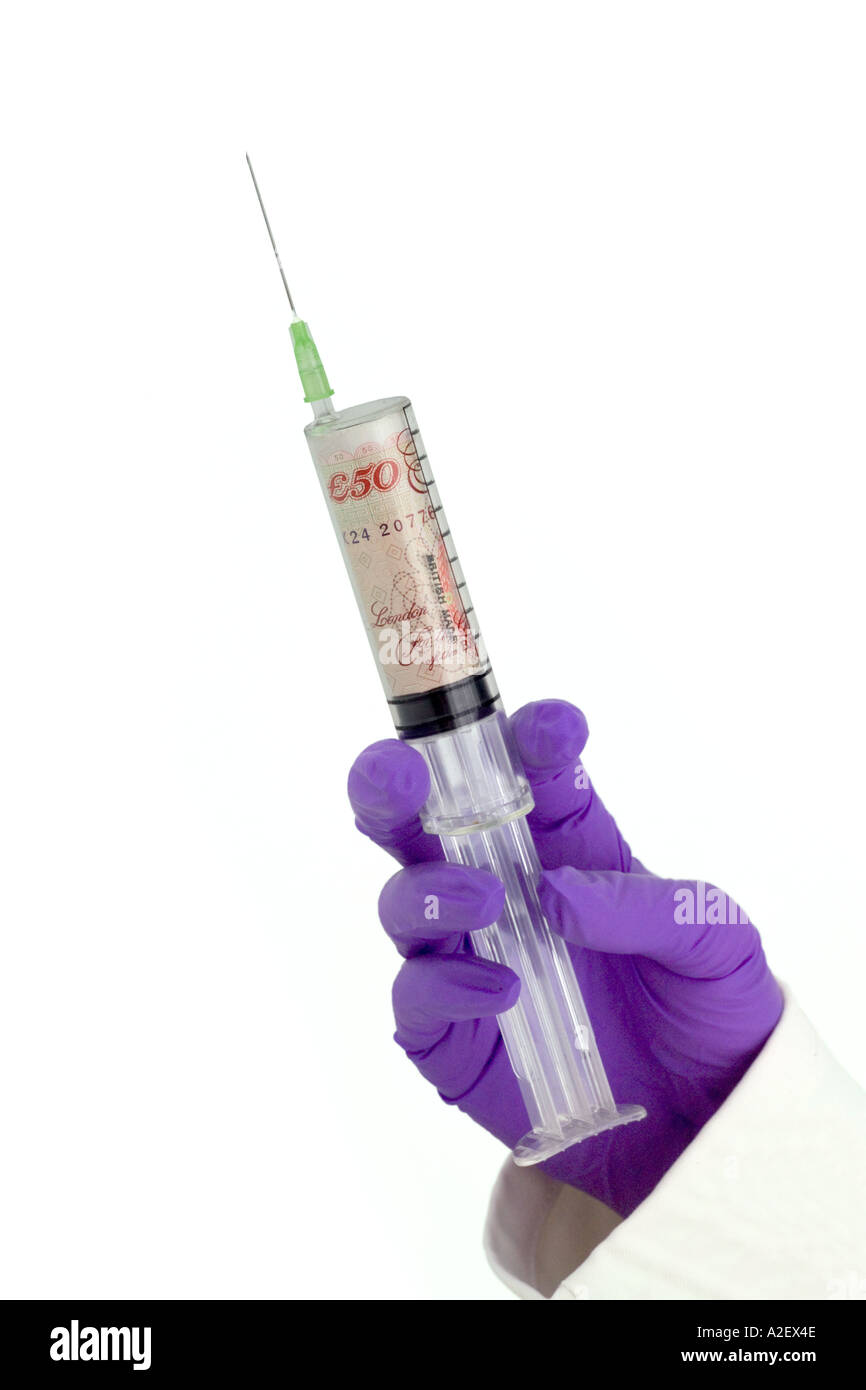 Medical iniezione di contante 50 nota nella siringa trattenuta dal medic Foto Stock