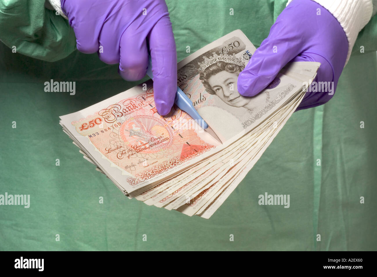 Clinica Medica rifiuti finanziaria il taglio 50 nota con un bisturi Foto Stock