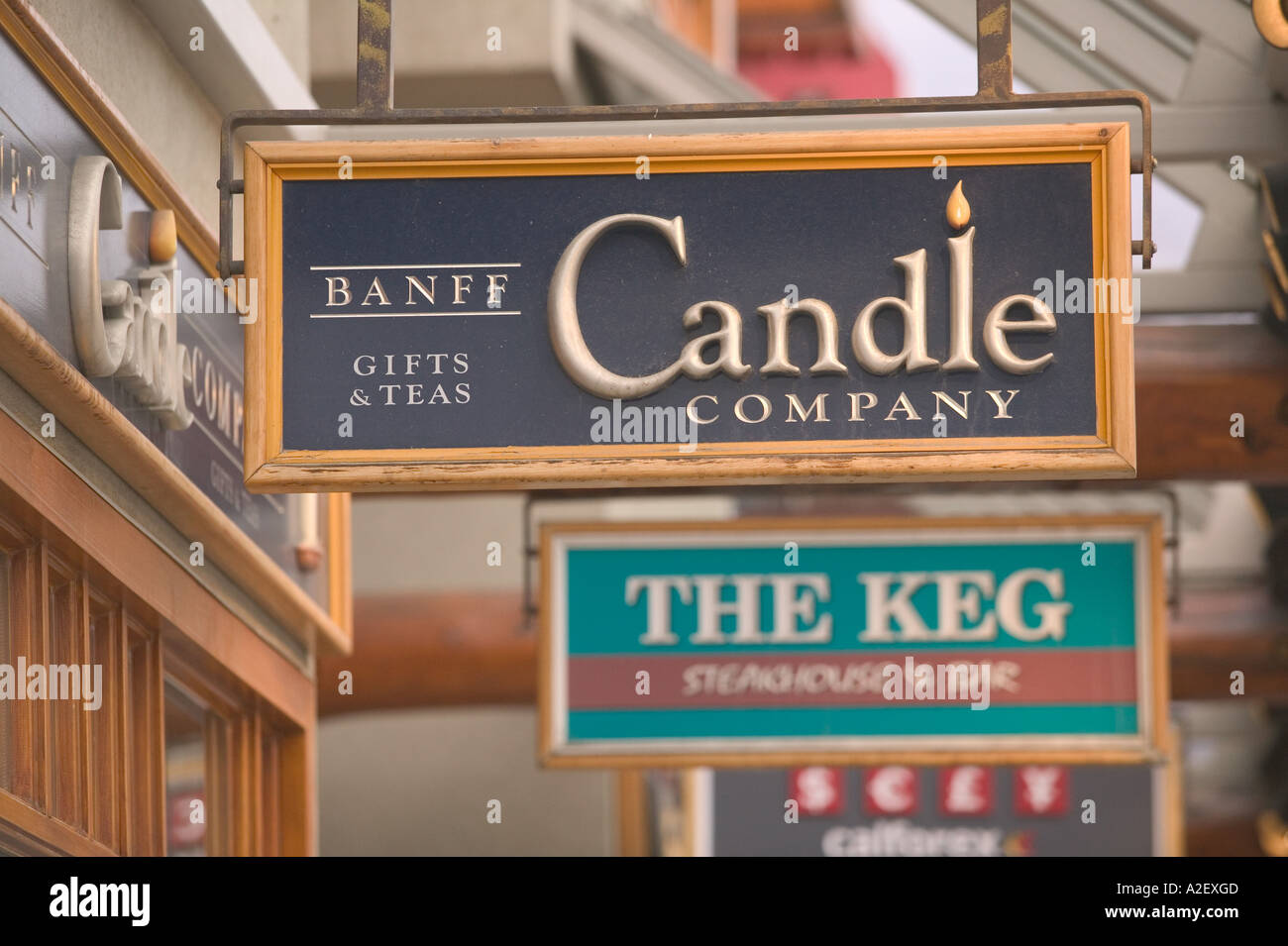 Canada, Alberta, il Parco Nazionale di Banff: Banff, negozi su Banff Avenue Banff Cereria Shop segno Foto Stock