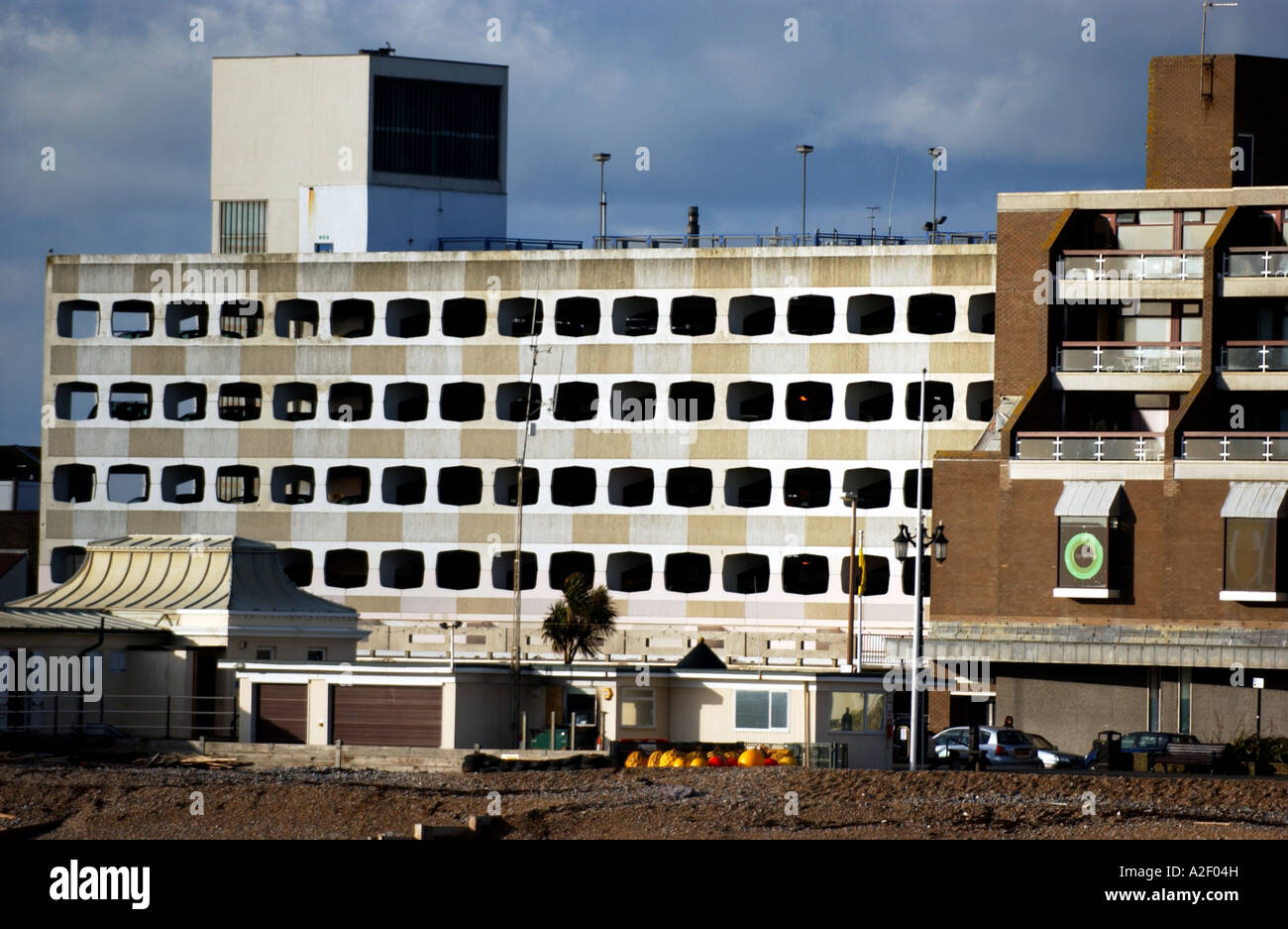 Un multipiano parcheggio appena fuori Worthing seafront REGNO UNITO Foto Stock