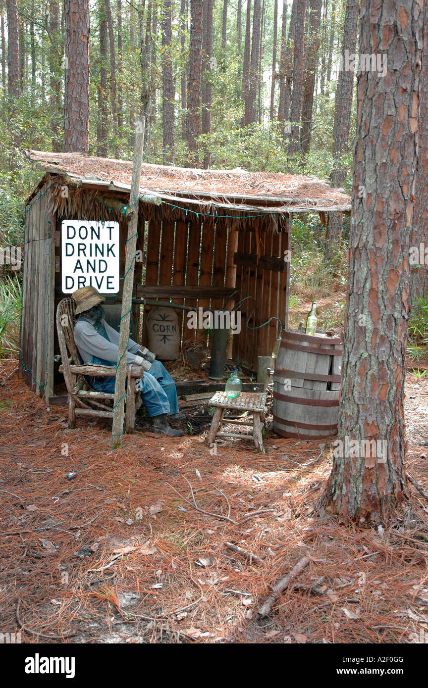 P32 057 Okefenokee - Swampers Moonshine ancora a non bere e guidare - Georgia Foto Stock