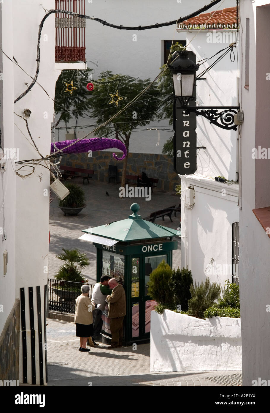 Persone che acquistano i biglietti della lotteria dal chiosco una volta in Casares Andalusia prima di Natale 2006 Foto Stock