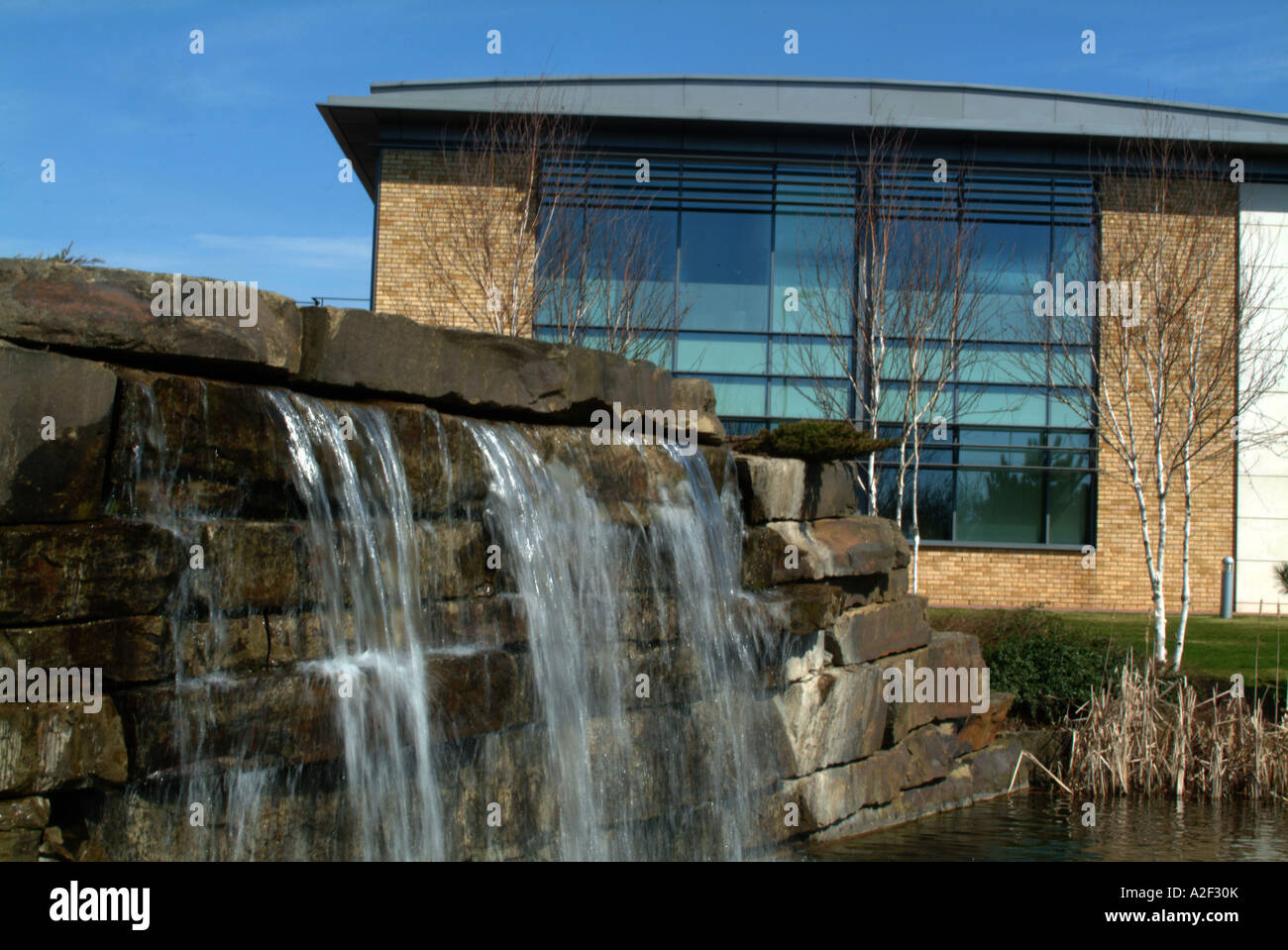 Cascata artificiale Oxford Business Park, Garsington Road, Cowley, Oxforshire, Inghilterra, Regno Unito. Foto Stock