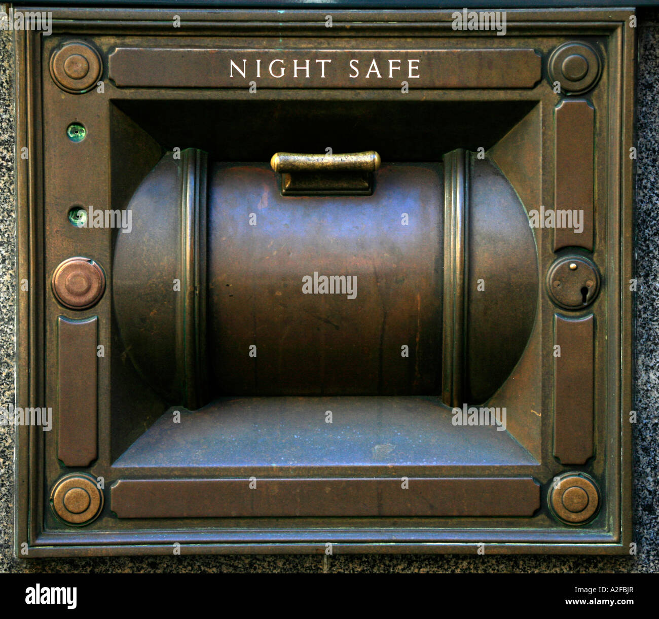 Un cordolo di ottone notte lato cassetta di sicurezza in una banca Foto Stock