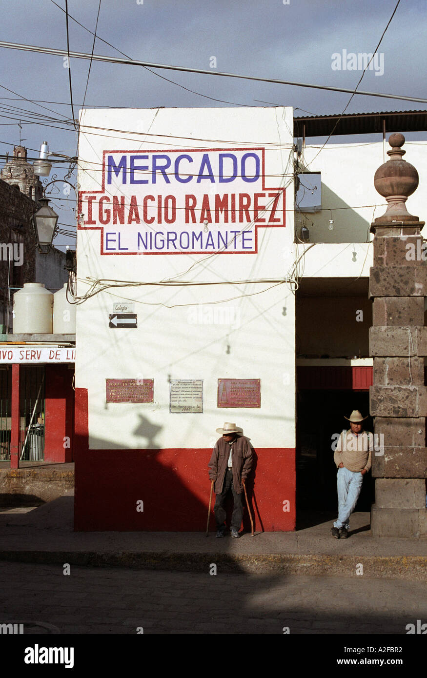 Gli uomini in piedi in attesa al di fuori del mercato alimentare in San Miguel De Allende, Messico Foto Stock