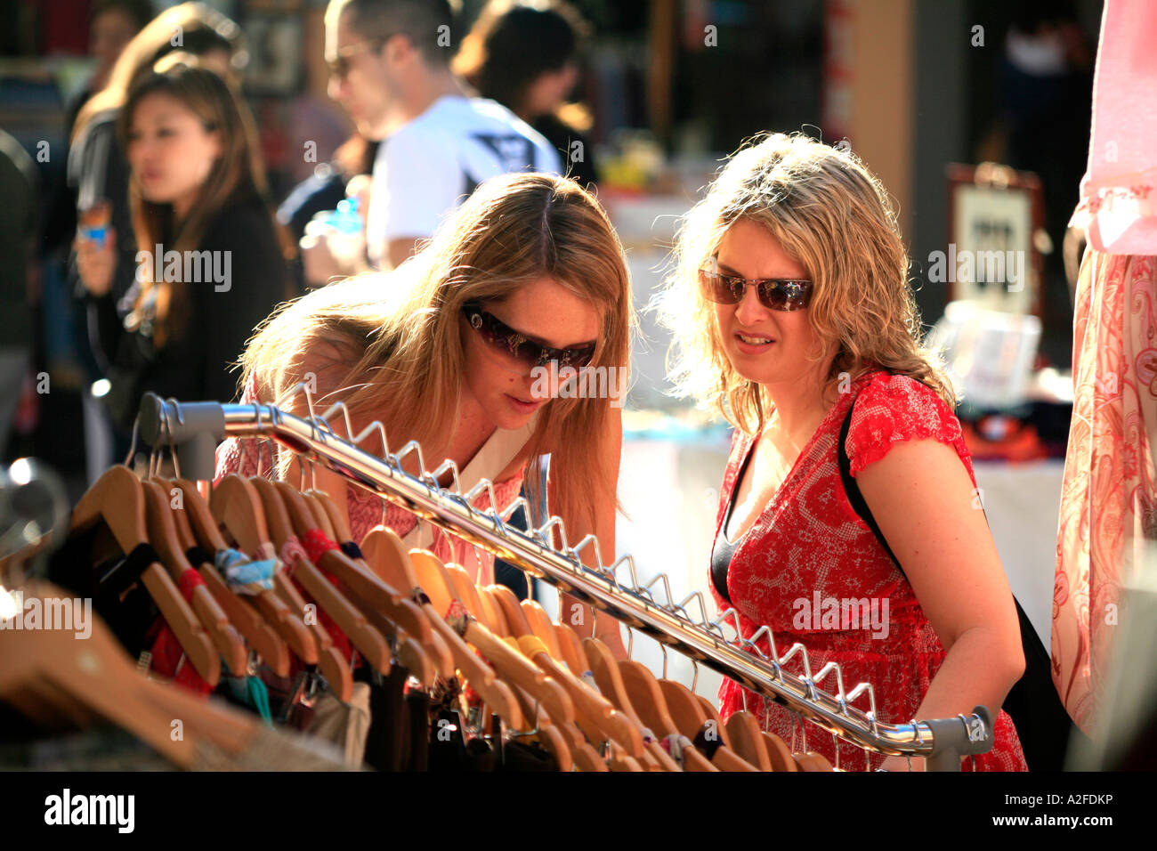 Giovani donne shopping in un esterno di mercato delle pulci in Manly Australia Foto Stock