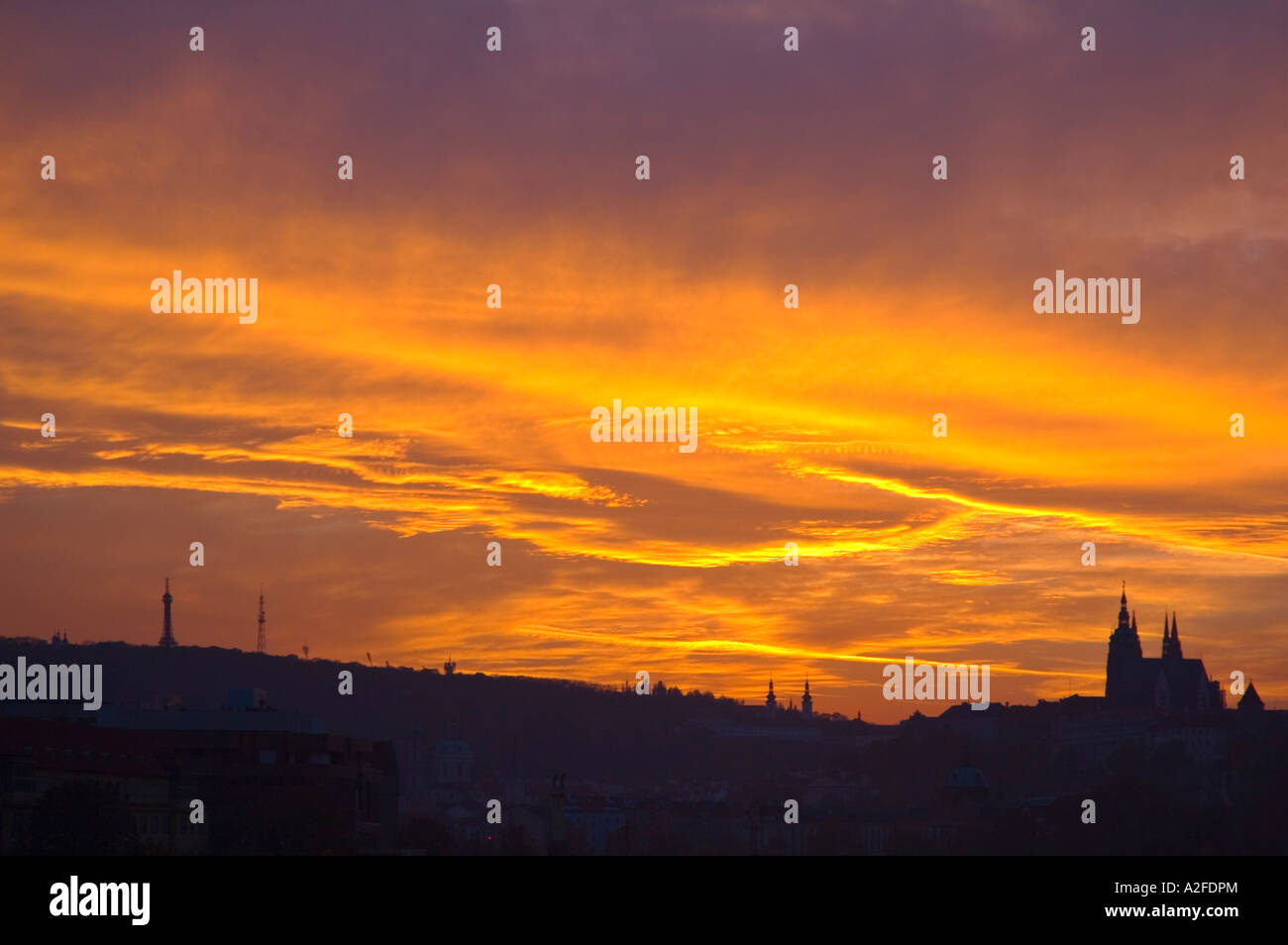 Sole di sera a Praga con Hrad castello in background Repubblica ceca UE Foto Stock