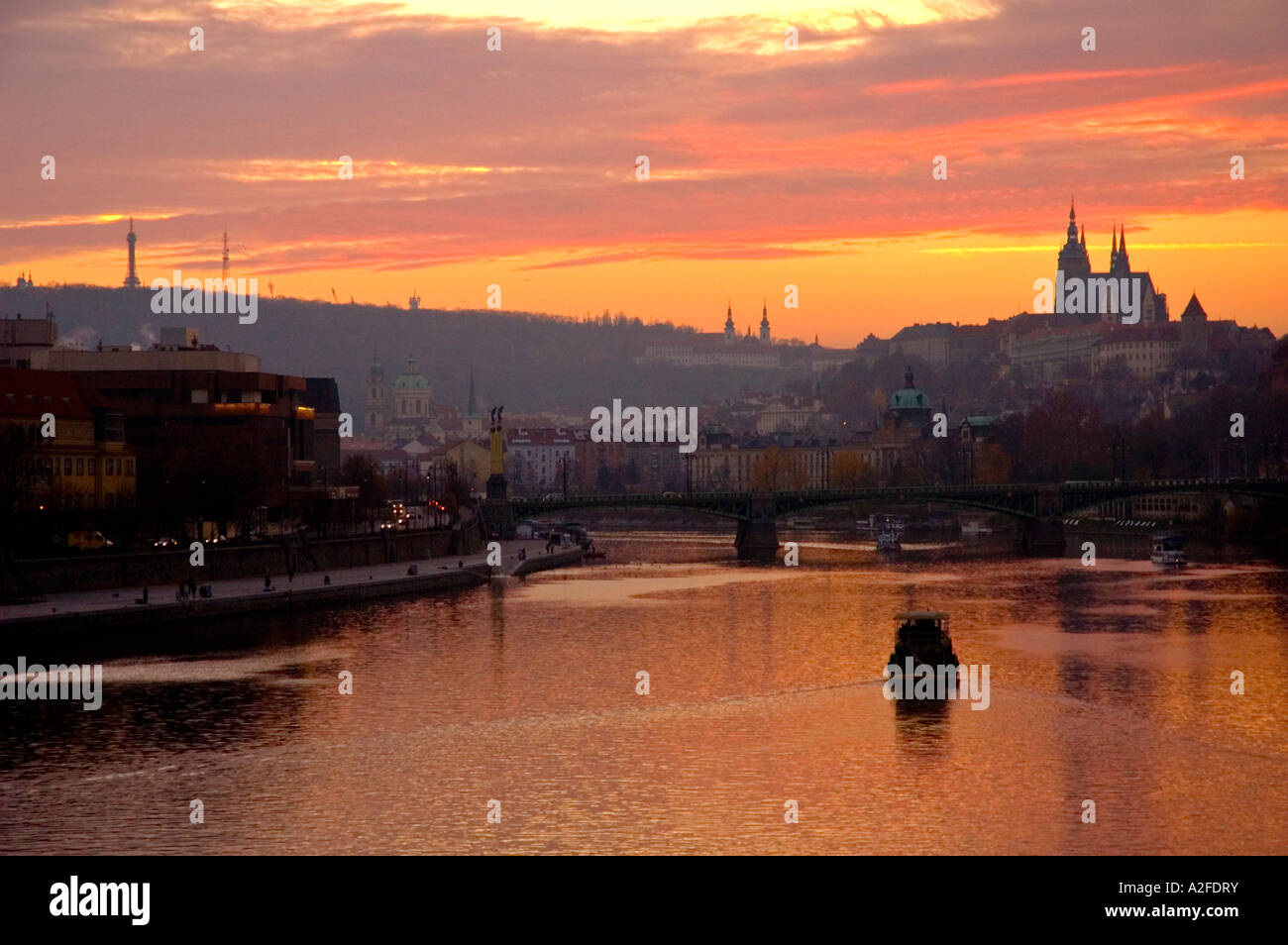 Hrad castello di Praga e la collina di Petrin al tramonto in Repubblica Ceca Foto Stock