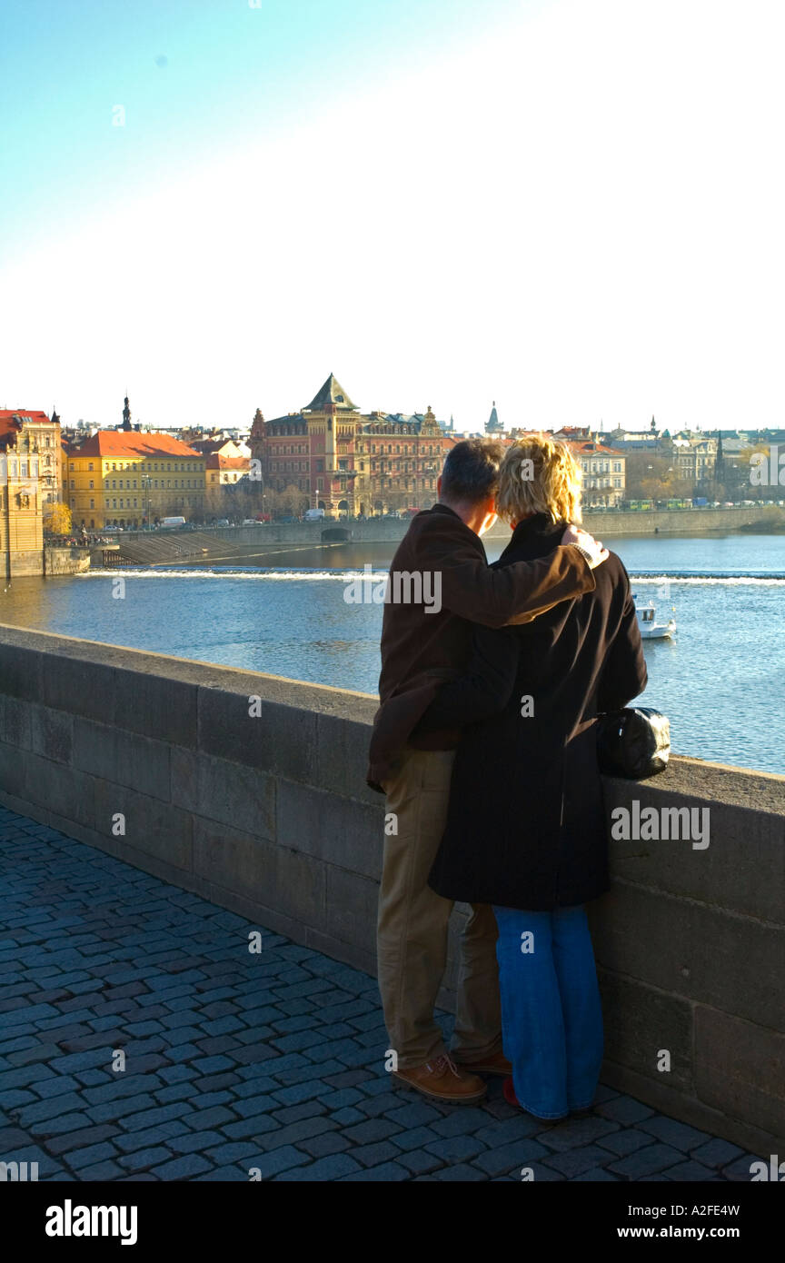 Un paio di amore sul Ponte Carlo nel centro di Praga, la capitale della Repubblica ceca UE Foto Stock