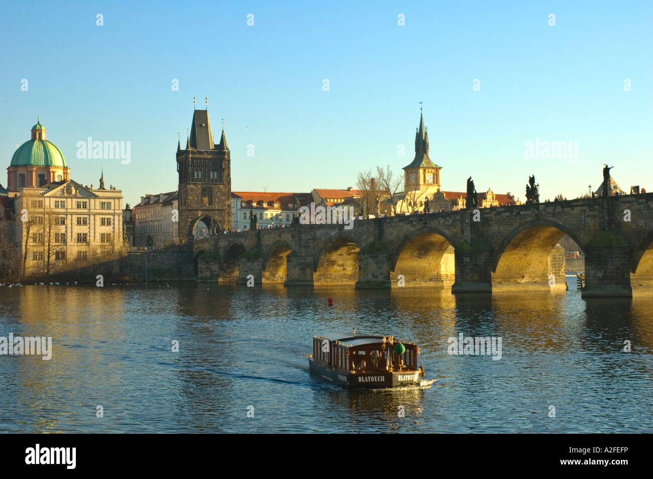Charles Bridge è una delle principali attrazioni turistiche di Praga la capitale della Repubblica ceca Foto Stock