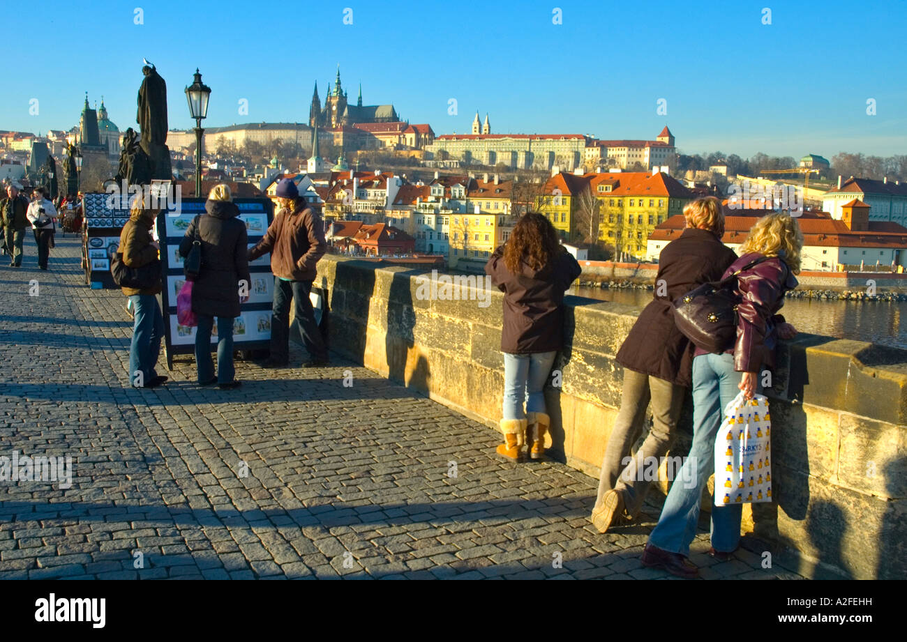 Charles Bridge è una delle principali attrazioni turistiche di Praga, la capitale della Repubblica ceca Foto Stock