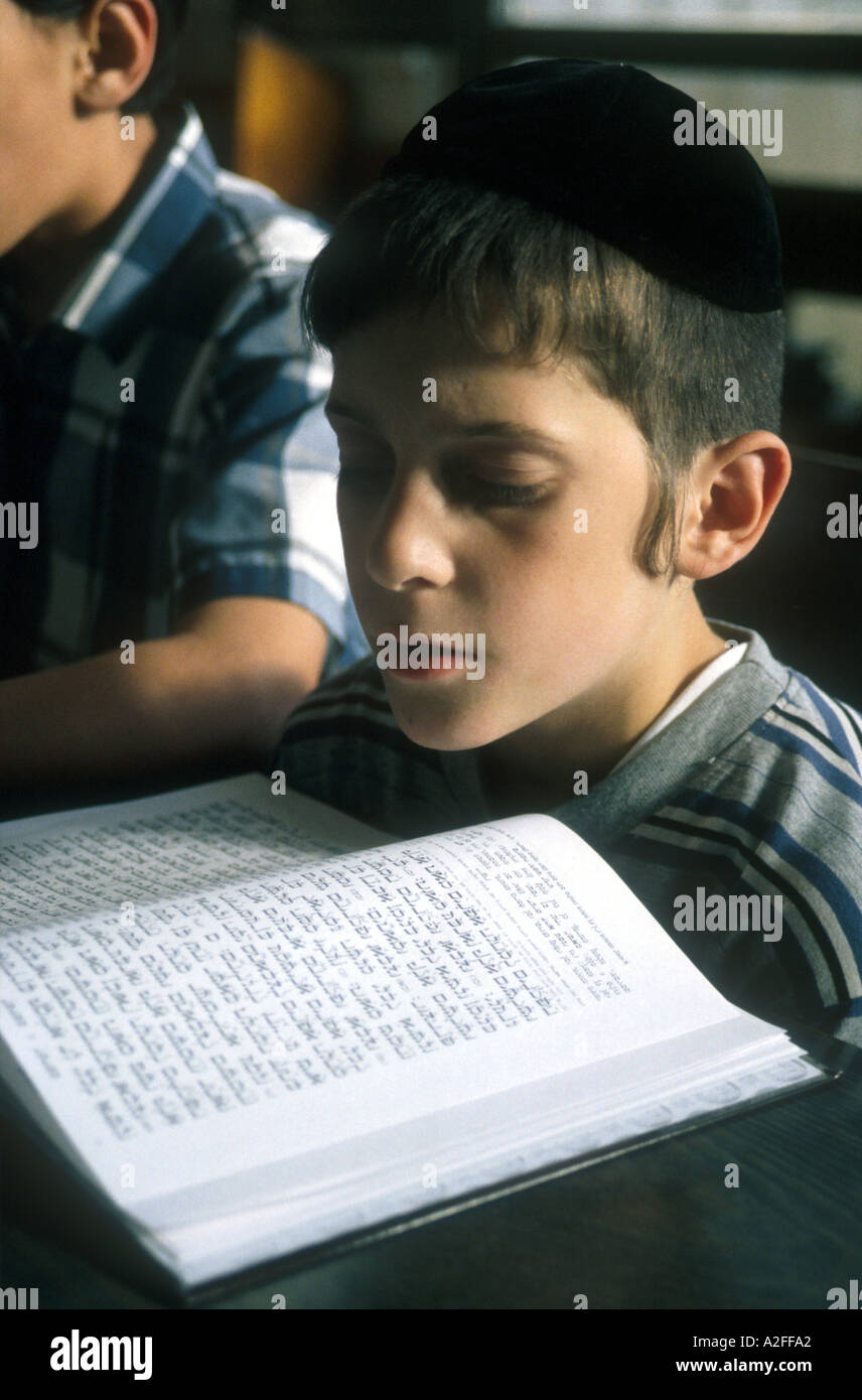 Ragazzo ebreo di studiare la Torah Foto Stock