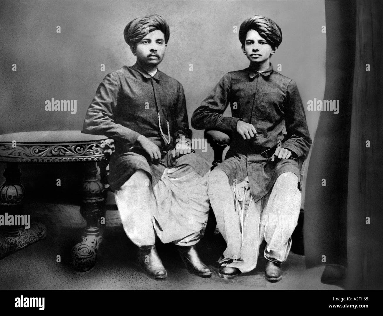 Mahatma Gandhi con il suo fratello maggiore Laxmidas studio ritratto seduta indossando dhoti giacca tappo turban 1886 India, vecchia annata 1800s immagine Foto Stock
