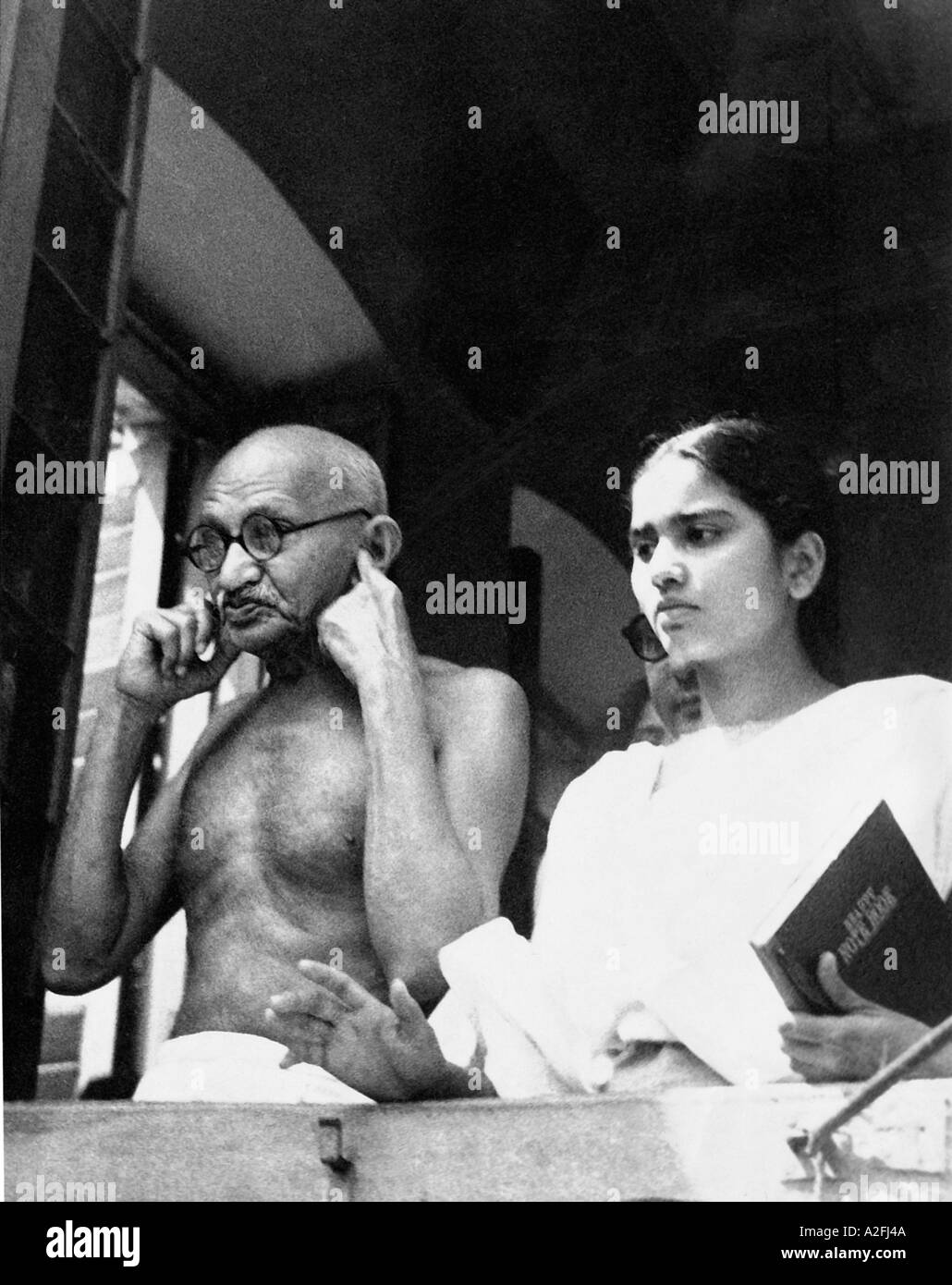 Il Mahatma Gandhi orecchie di tamponamento contro il rumore forte di manifestanti il giorno di indipendenza di Calcutta India 15 Agosto 1948 Foto Stock