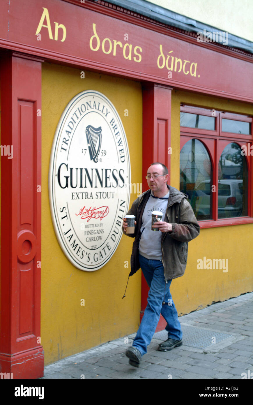 Carlow sud Irlanda Eire eu uomo fuori porta pub take away caffè Foto Stock