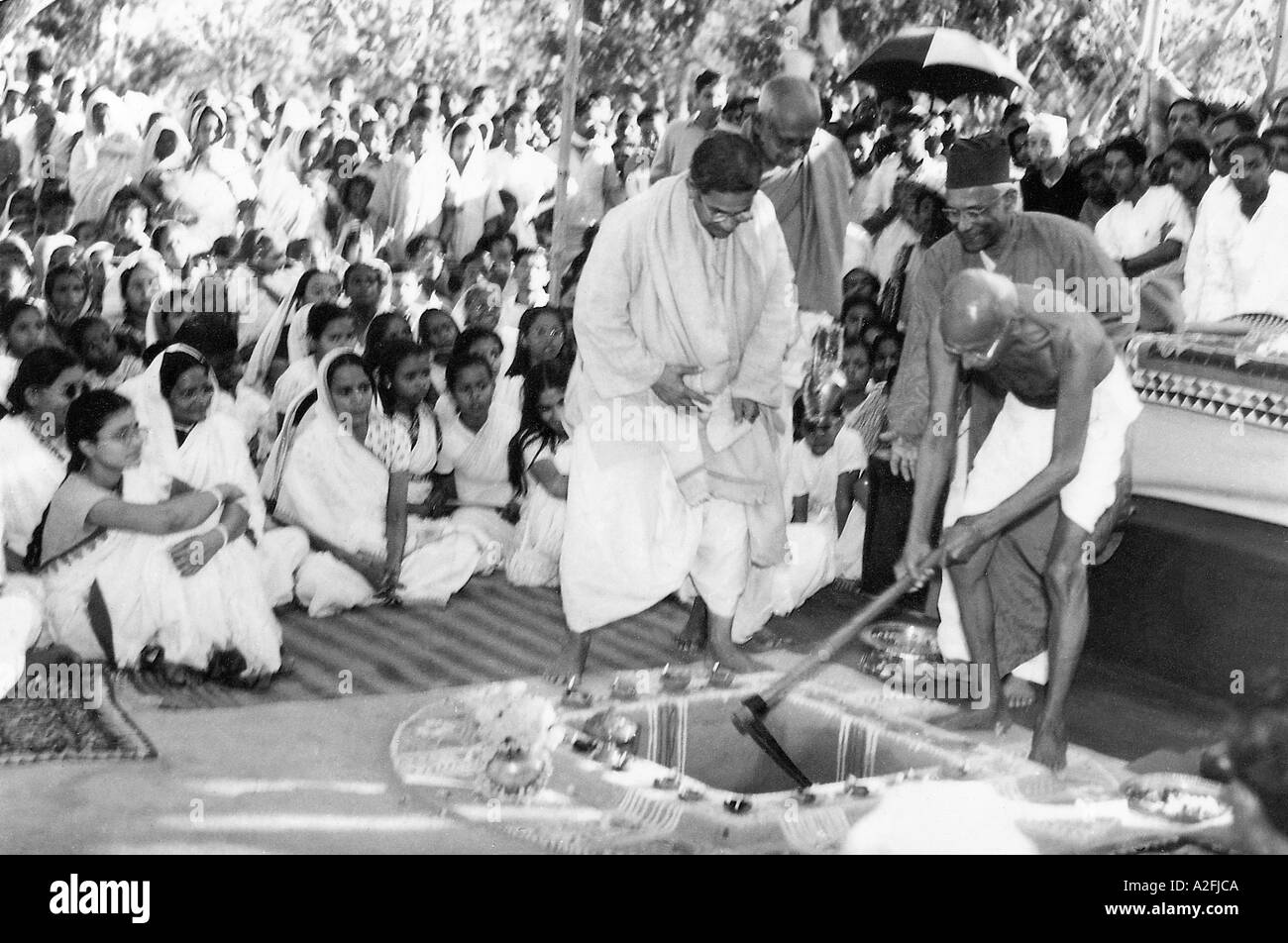 MKG33512 Mahatma Gandhi presso la fondazione la cerimonia di posa di un ospedale in West Bengal India Dicembre 1945 Foto Stock