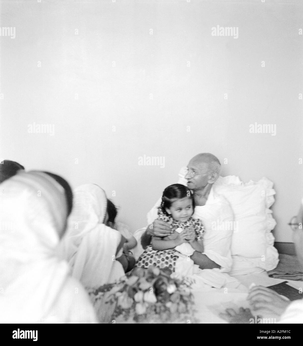 Mahatma Gandhi con un bambino Mumbai Bombay Maharashtra India 1940 Foto Stock