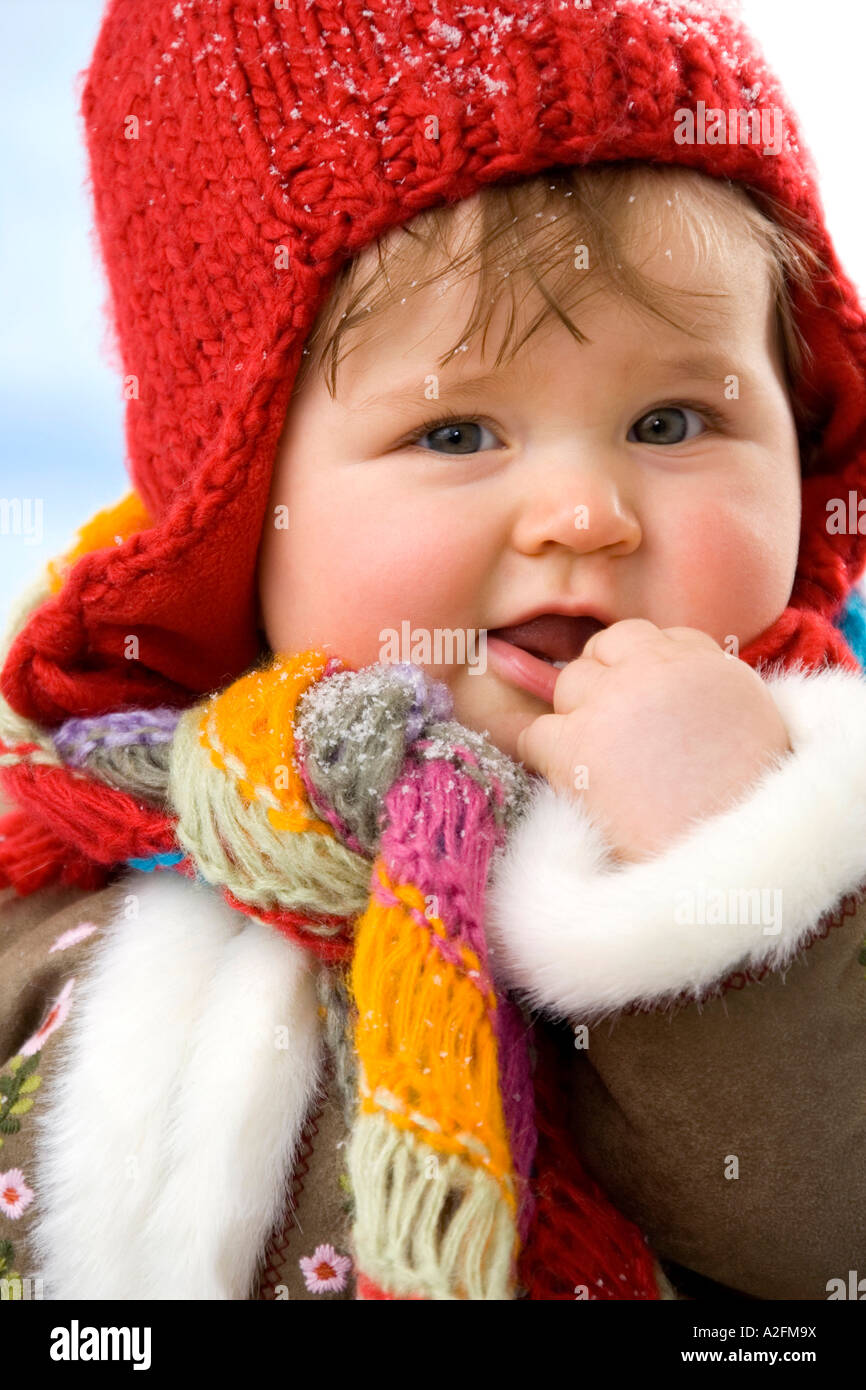 Baby girl (12-15 mesi) indossa il cappuccio, close-up Foto Stock