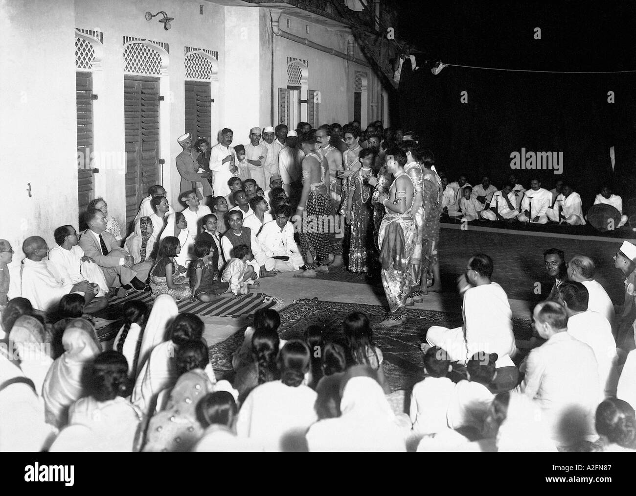 MKG33404 il Mahatma Gandhi la cattura di una performance di danza a Calcutta West Bengal India Novembre 1937 Foto Stock