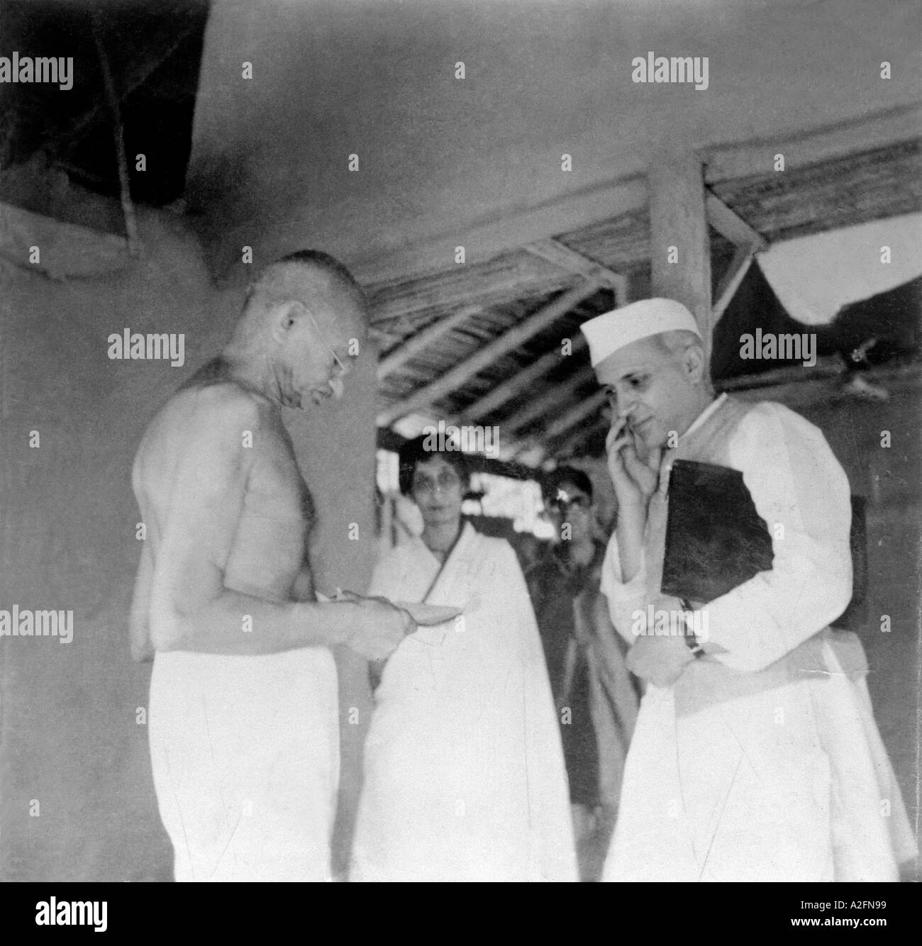 Il Mahatma Gandhi con Jawaharlal Nehru in giacca e cappello e Rajkumari Amrit Kaur centro a Sevagram Ashram Wardha Nagpur India Foto Stock