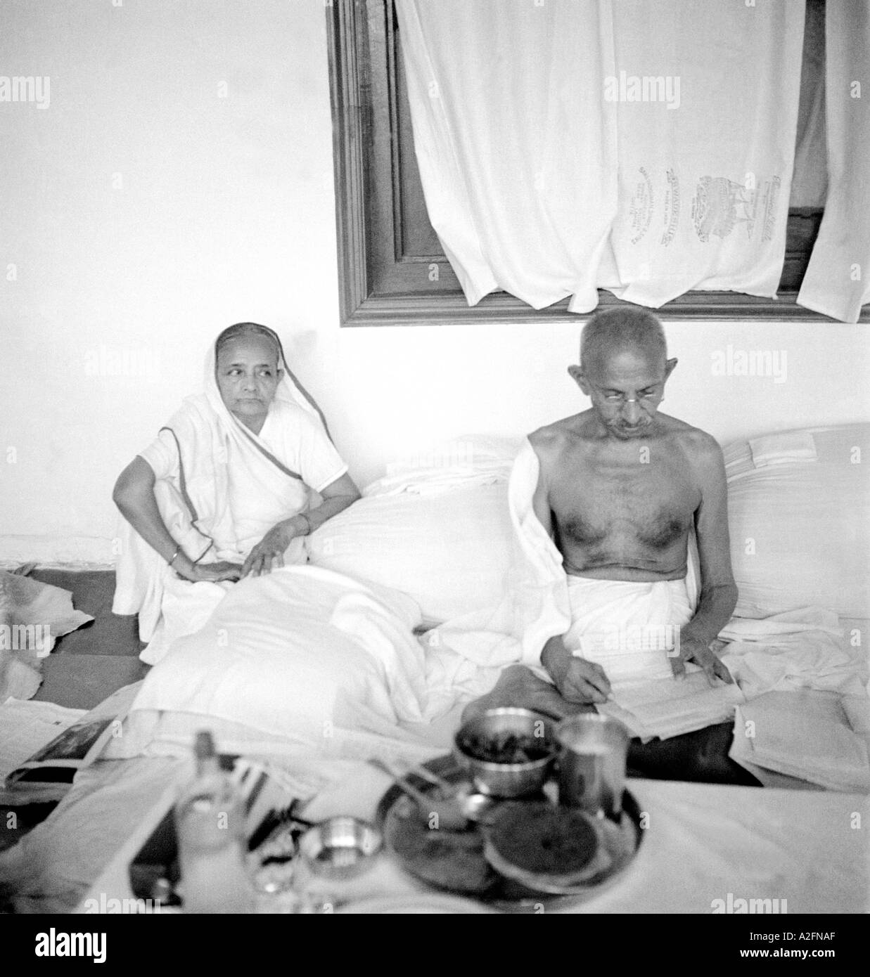 Kasturba Gandhi e il Mahatma Gandhi durante la loro visita nella Provincia di frontiera nord-occidentale Afghanistan ottobre 1938 Foto Stock