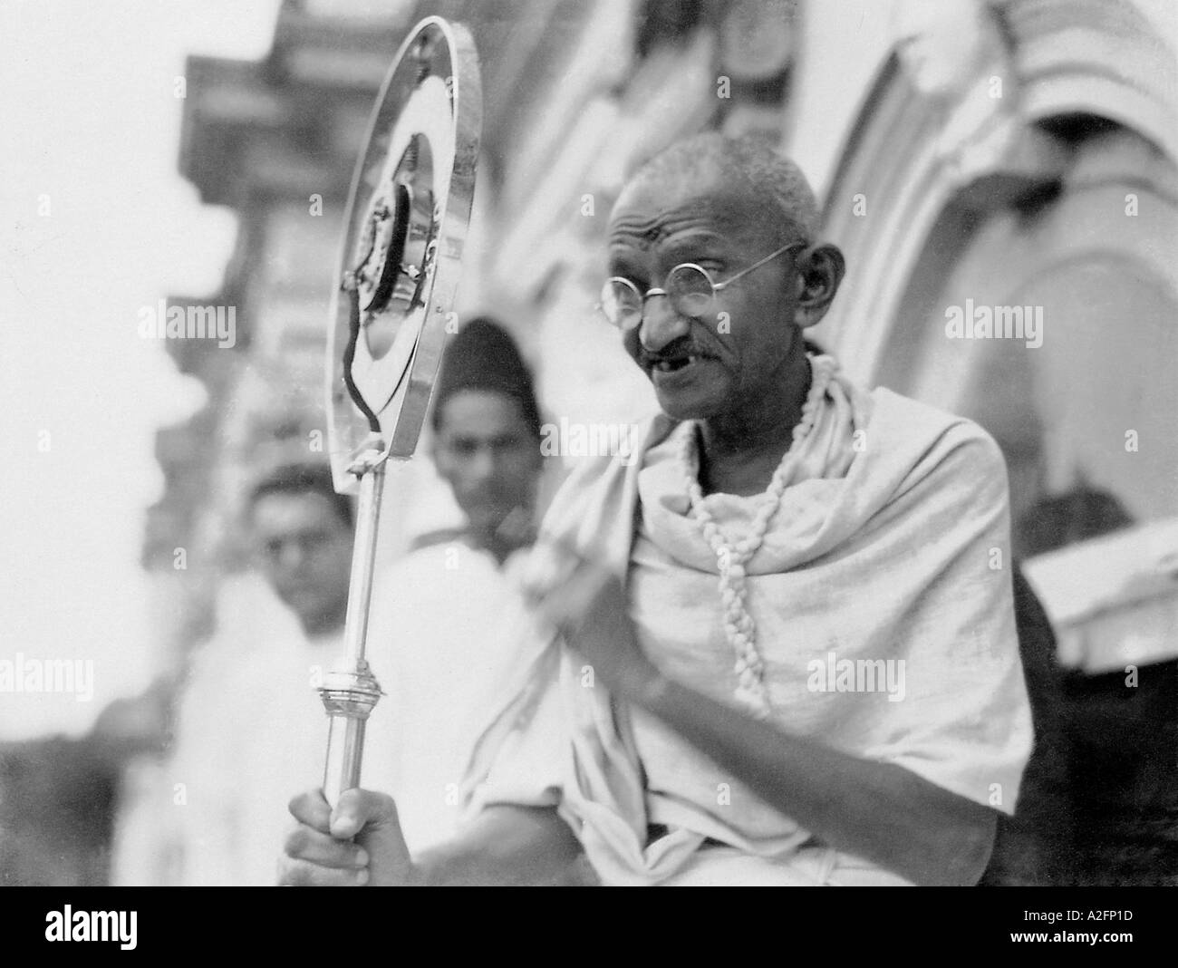 Il Mahatma Gandhi rivolgendosi a un incontro pubblico a Mumbai Bombay Maharashtra India 28 Dicembre 1931 Foto Stock