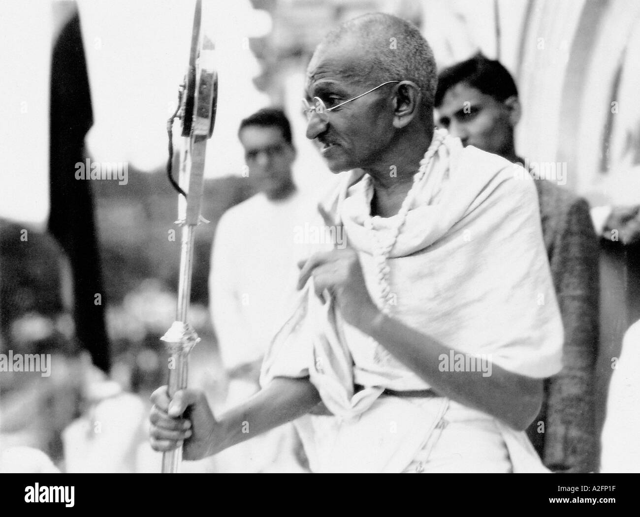 Mahatma Gandhi in dhoti al meeting pubblico sul vecchio microfono mike Mumbai Bombay Maharashtra India 28 dicembre 1931 immagine vecchia annata 1900s Foto Stock