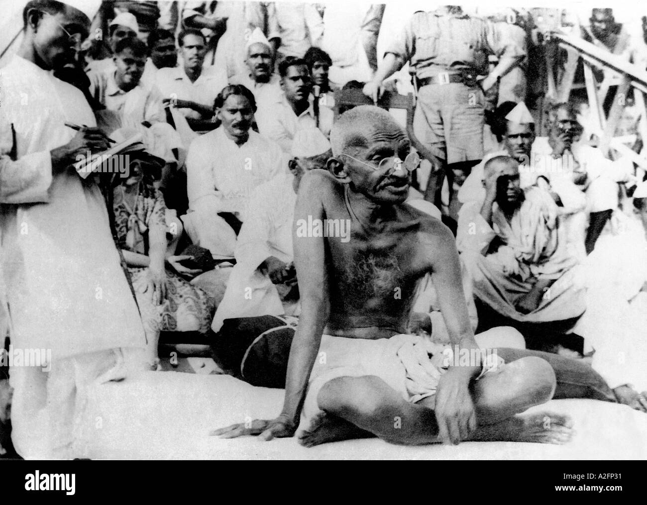 Mahatma Gandhi subito dopo il terremoto in Bihar India Marzo 1934 vecchia annata 1900s immagine Foto Stock