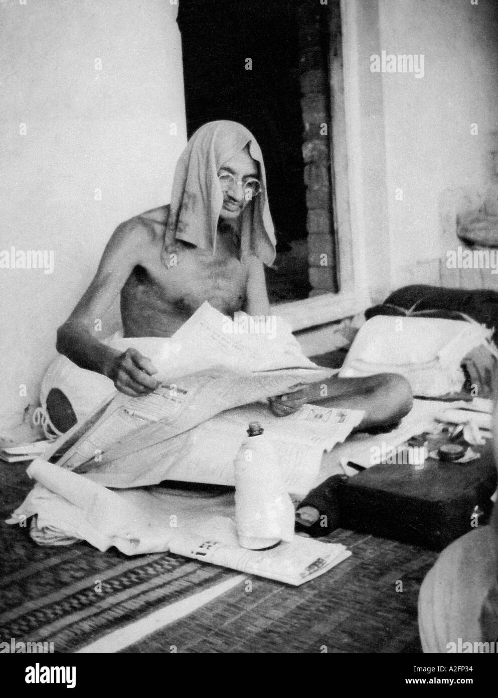 MKG33391 Mahatma Gandhi quotidiano di lettura durante il suo tour in Bihar India 1934 Foto Stock