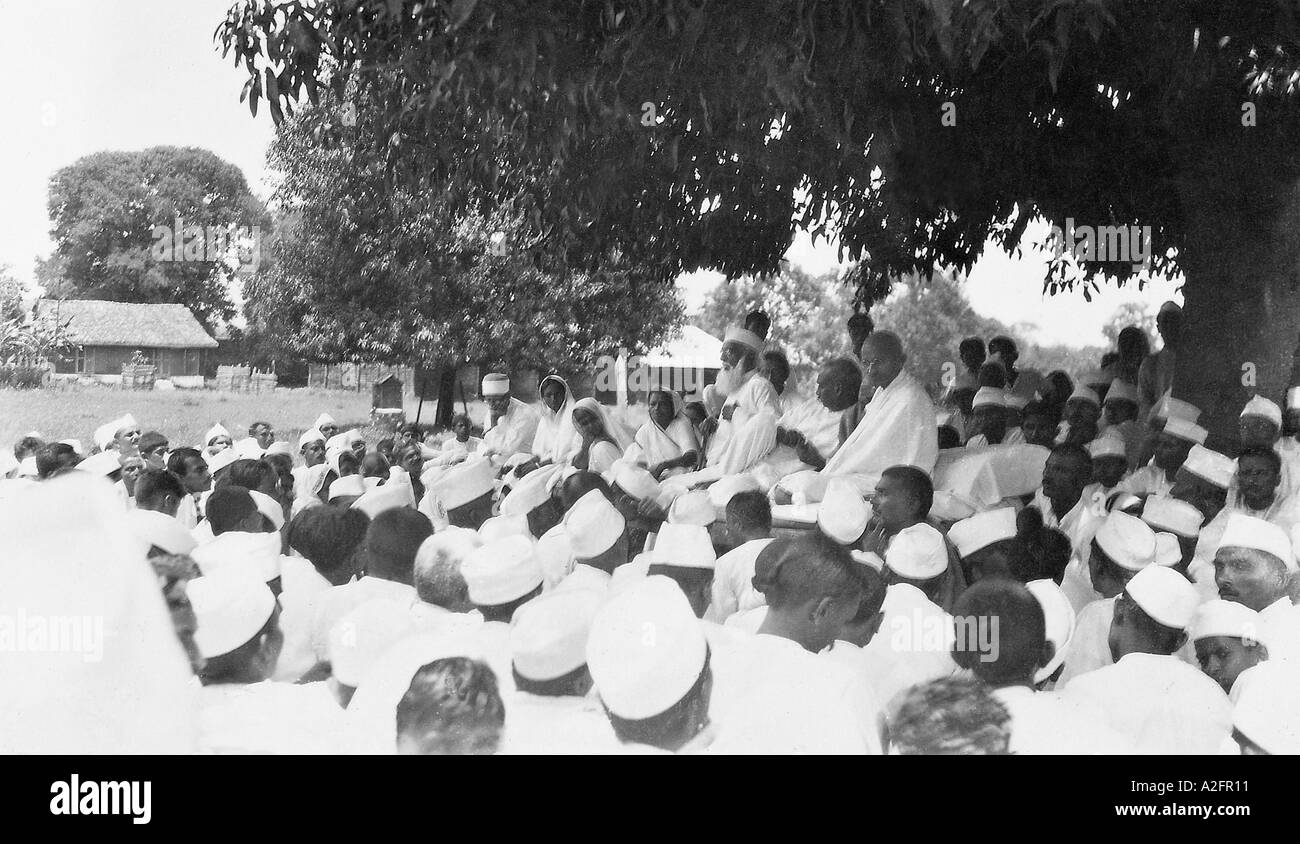 Mahatma Gandhi ad un incontro serale durante la satyagrah sale India marzo 1930 vecchio quadro d'annata del 1900 Foto Stock