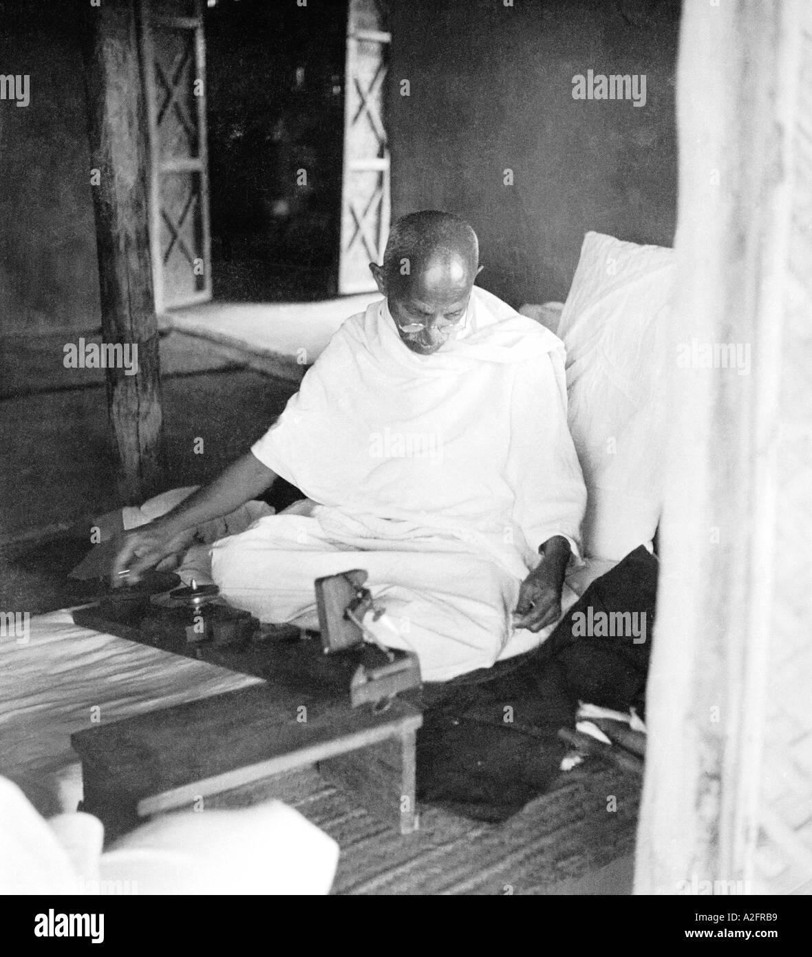 Mahatma Gandhi che gira al volante a Sevagram Ashram Vardha Wardha Maharashtra India 1939 Foto Stock