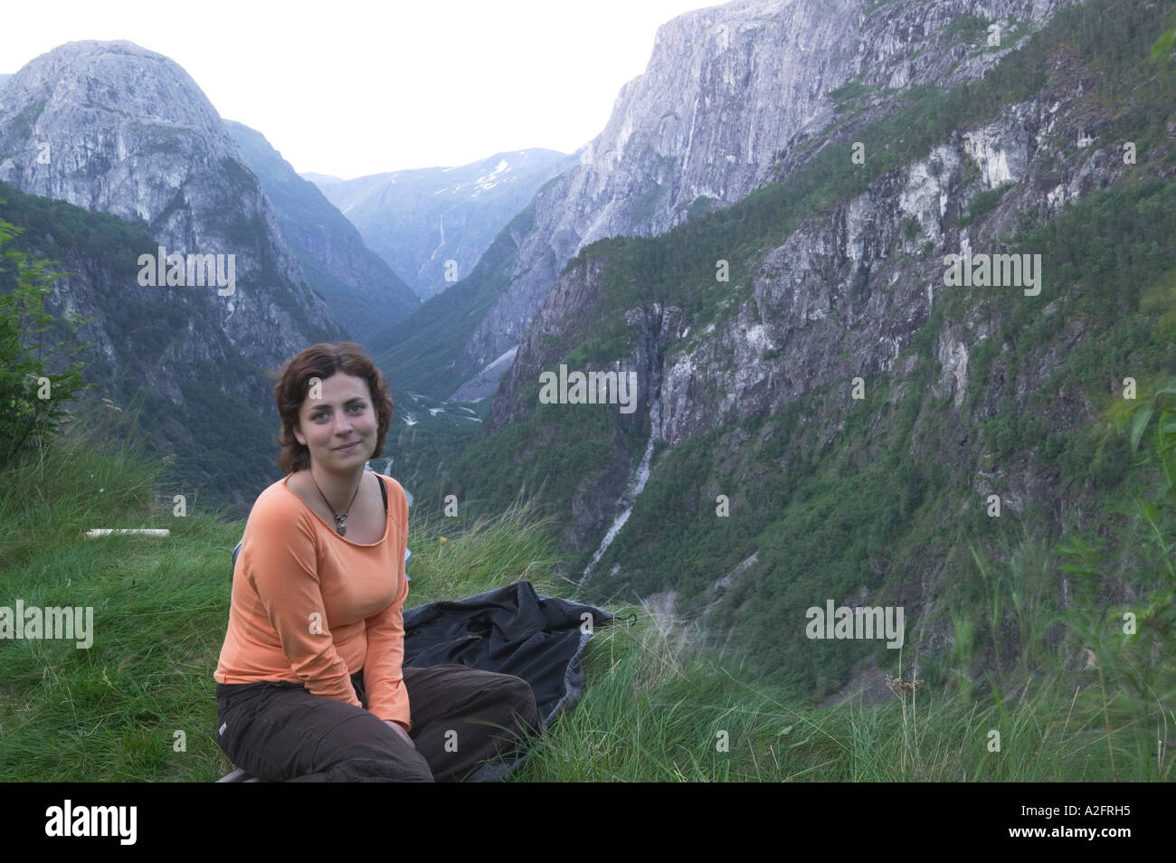 La donna gode di vista della profonda valle tra il fiordo di Sogne e Hardanger fiordo vicino a Voss, Norvegia (MR) Foto Stock