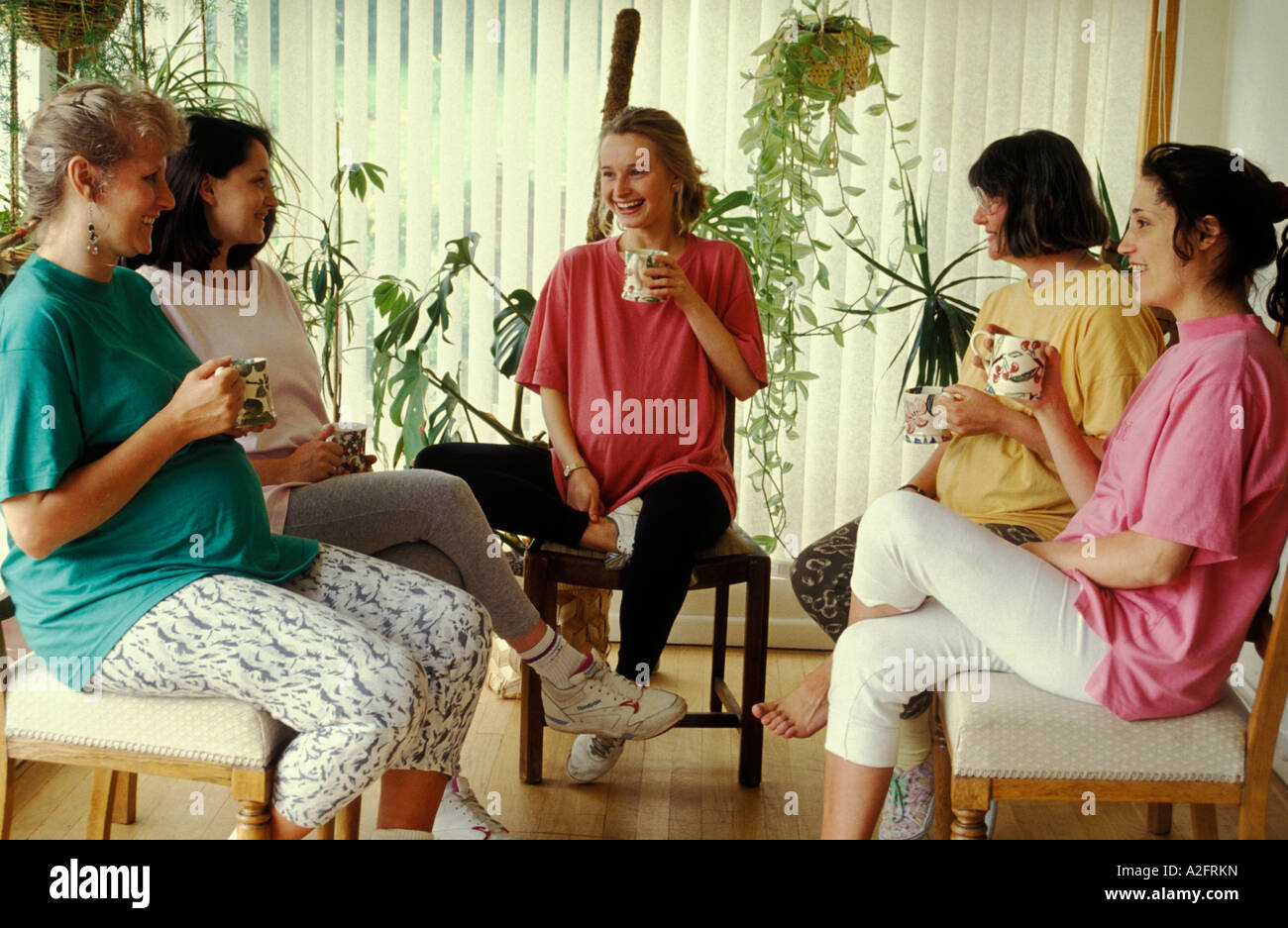 Il gruppo di donne in stato di gravidanza seduti su sedie in chat seguenti ante classe natal Foto Stock