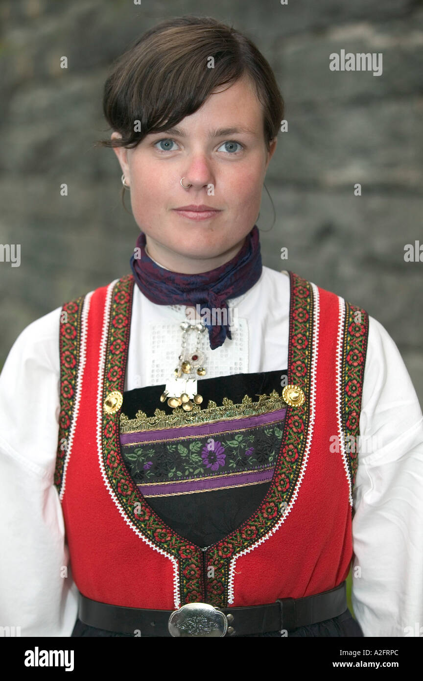 Il folk norvegese i costumi dei ballerini sono progettati secondo la tradizione della famiglia, la casa di villaggio.. Foto Stock