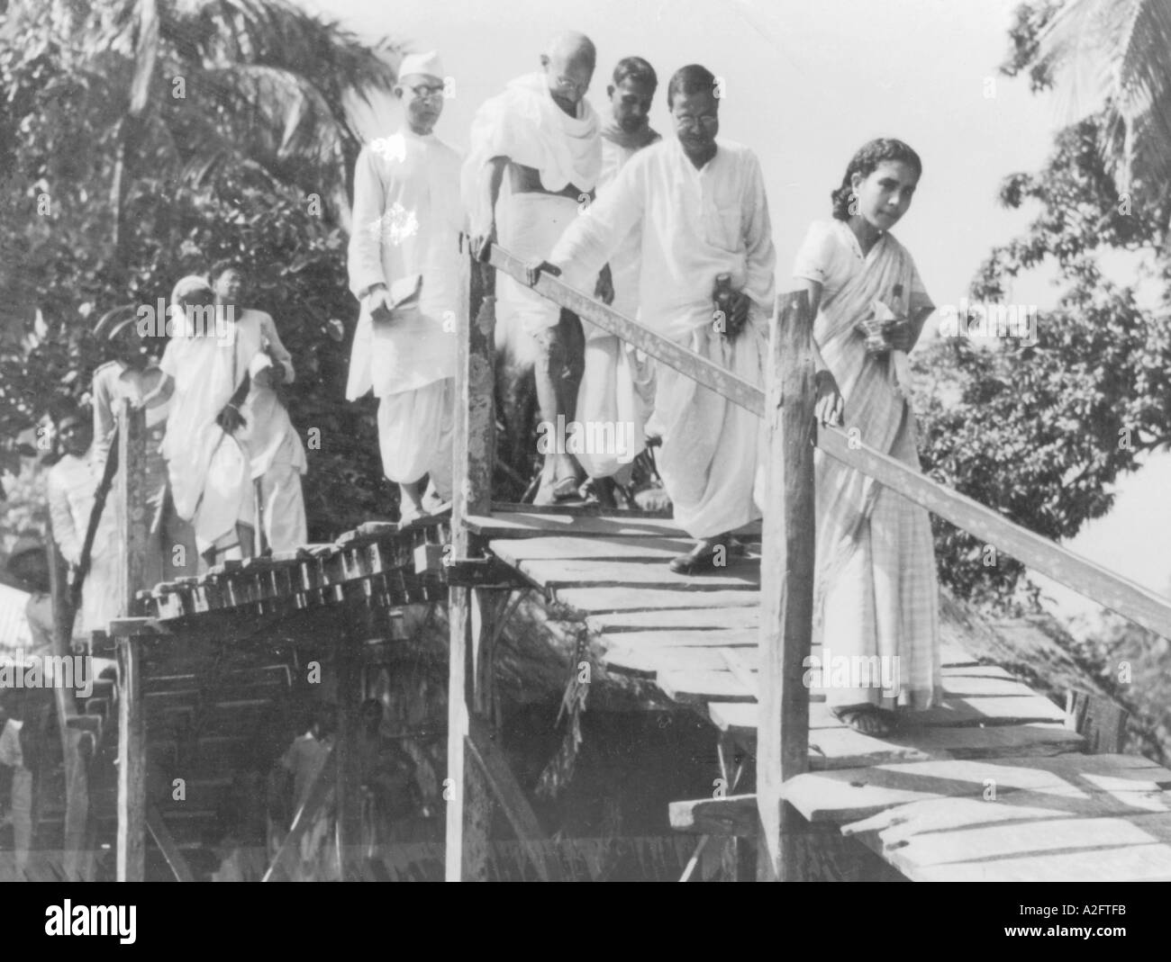 Mahatma Gandhi sulla sua visita a piedi e in barca nella zona colpita dalla violenza di Ramganj Bengala India novembre 1946 Foto Stock