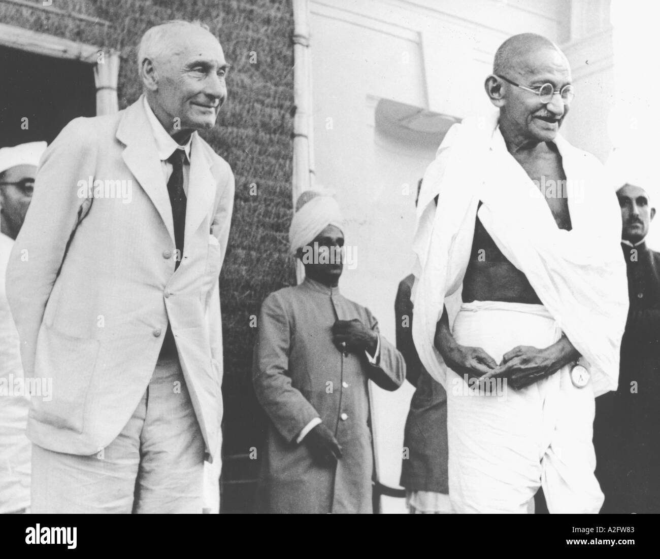 Mahatma Gandhi con il parlamentare britannico Lord Pethic Lawrence a Nuova Delhi, India, Asia, 18 aprile 1946, vecchia immagine d'annata 1900s Foto Stock