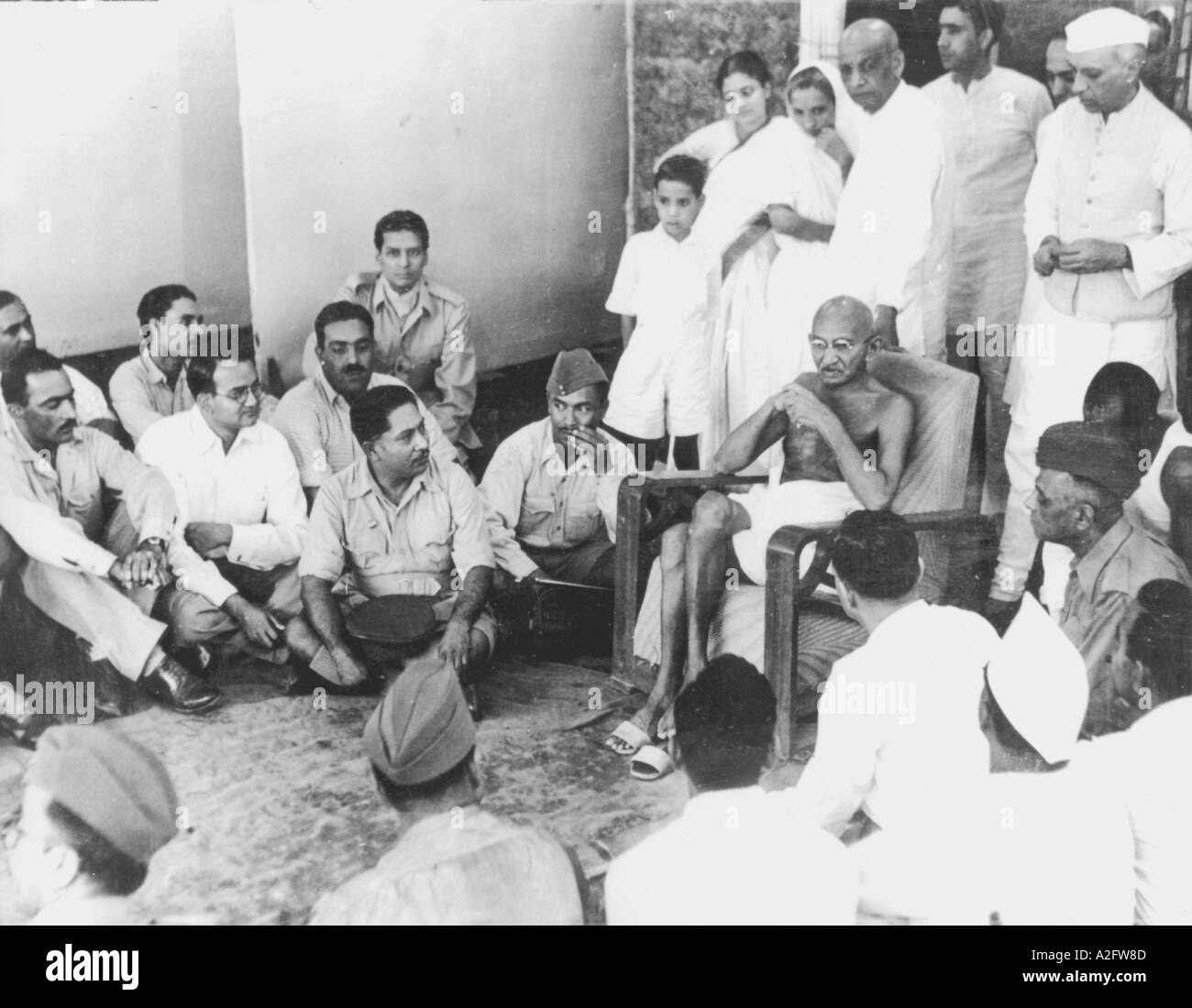 Mahatma Gandhi alla visita degli ufficiali dell'esercito nazionale asiatico alla Colonia di Bhangi, Colonia di Sweepers, quartieri intoccabili, Delhi, India, Asia, aprile 1946 Foto Stock
