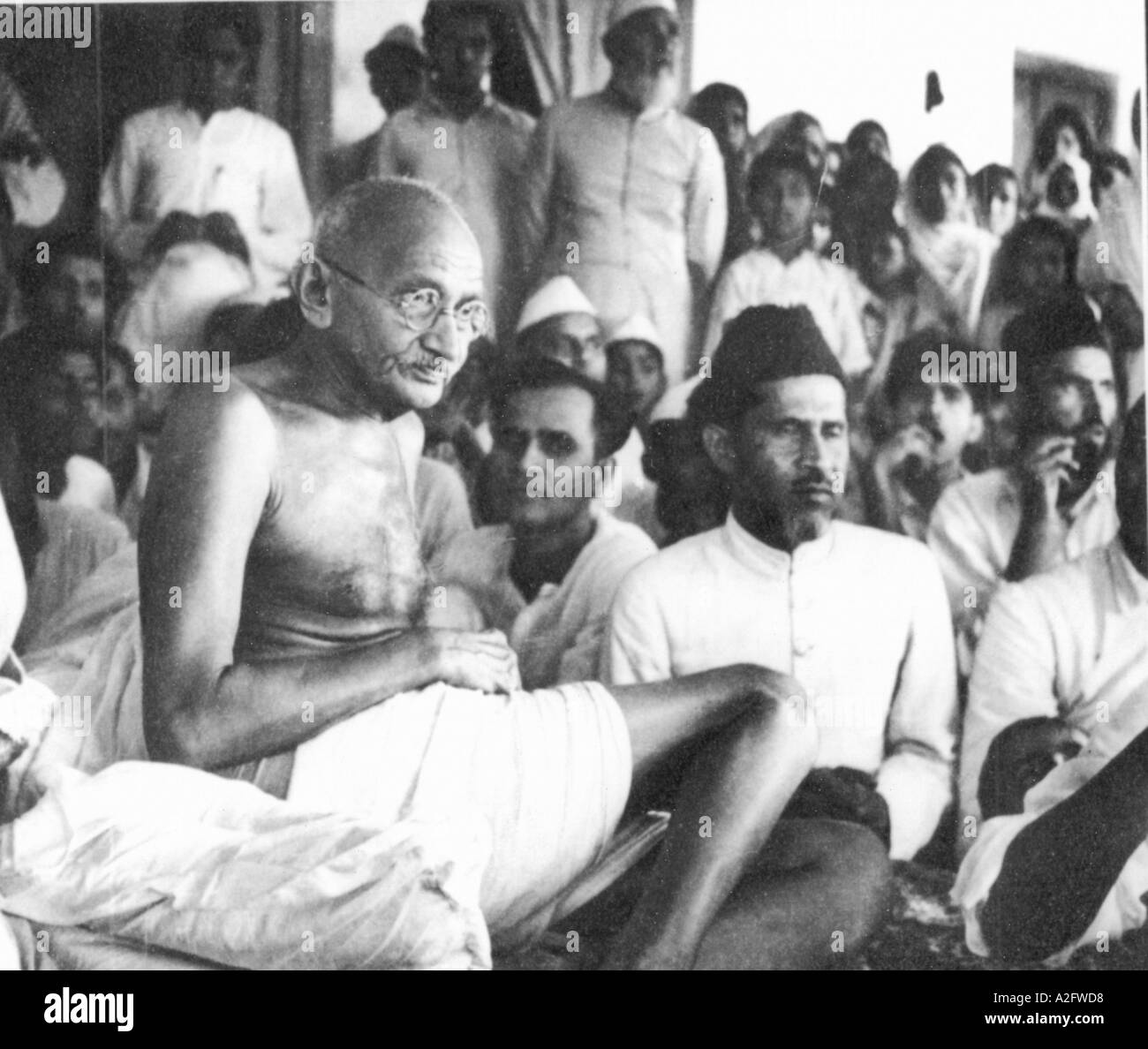 Mahatma Gandhi in un incontro con la Lega Musulmana a Jahanabad Bihar India 28 marzo 1947 vecchia foto d'annata 1900s Foto Stock