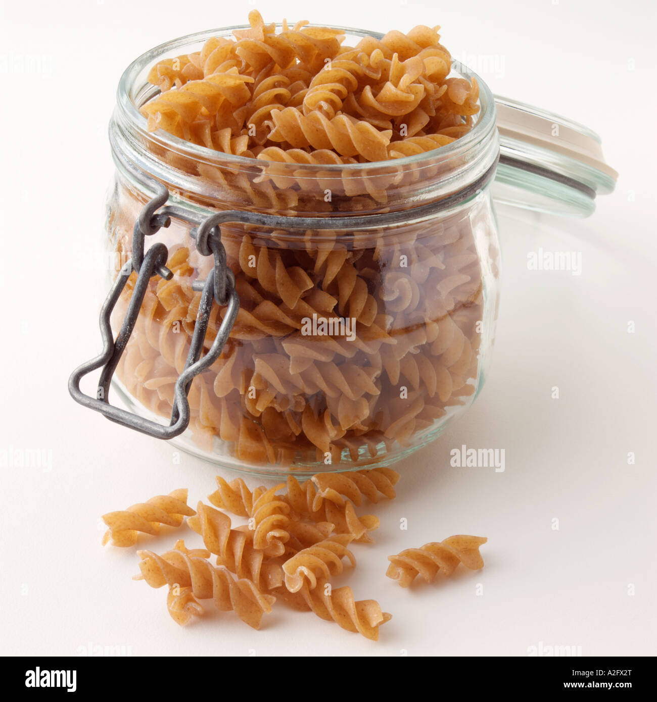 Pasta integrale in una memorizzazione Kilner jar su sfondo bianco Foto Stock