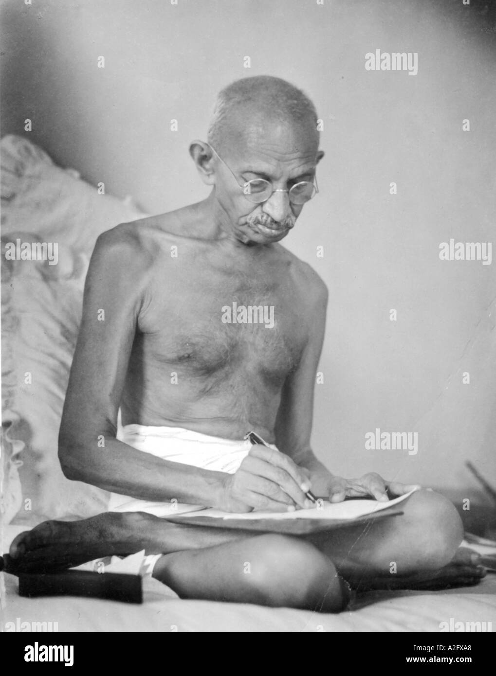 MKG33080 Mahatma Gandhi le bozze di scrivere un documento storico a Birla House Mumbai Bombay in India, Agosto 1942 Foto Stock