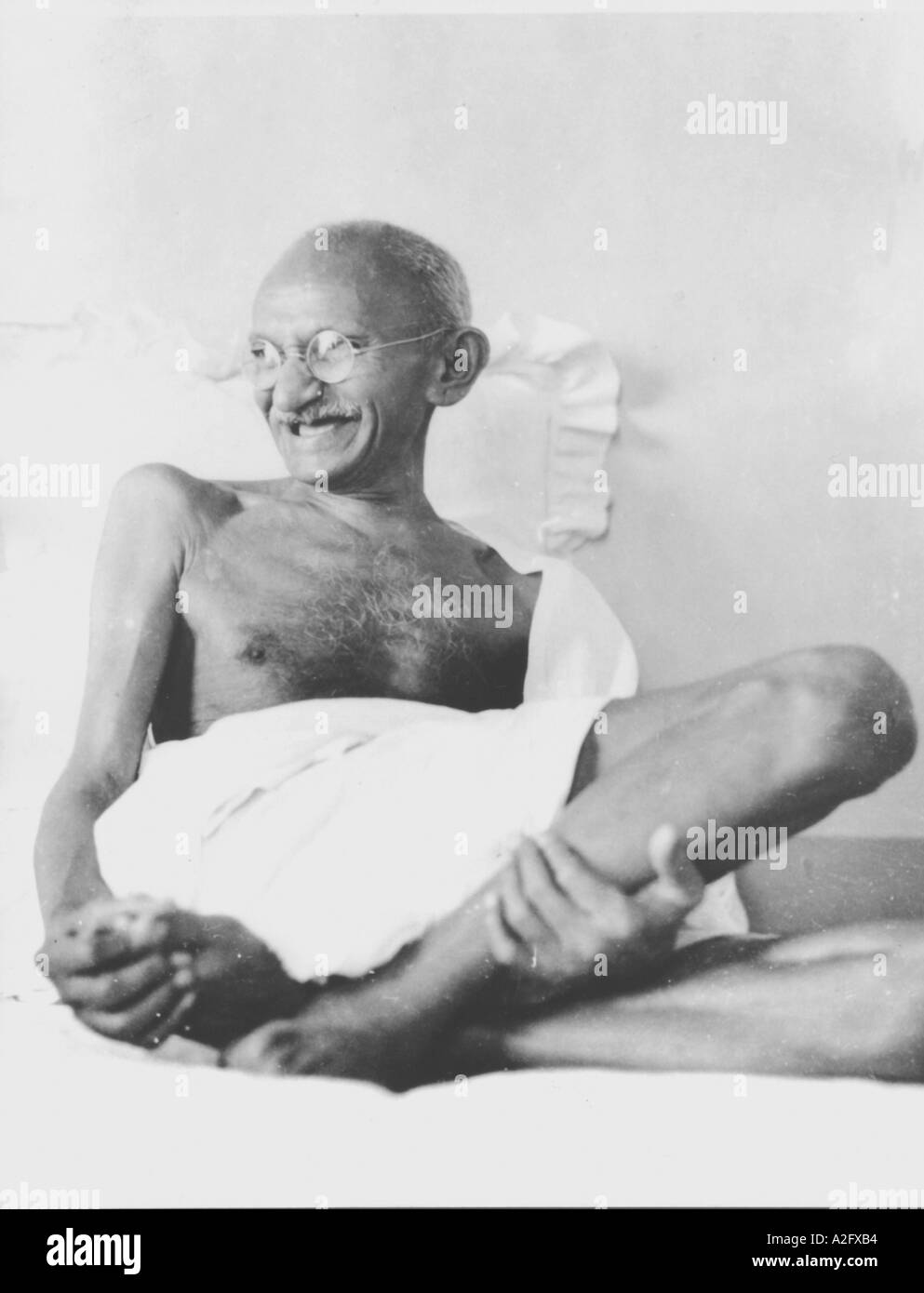 Mahatma Gandhi ridendo seduto in leggero umore India Agosto 1942 Foto Stock