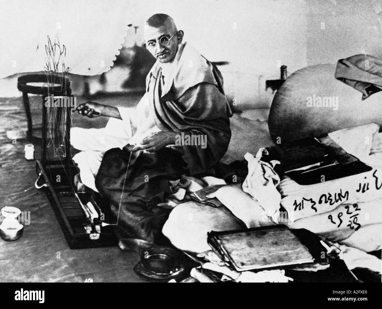 Mahatma Gandhi su ruota filante charkha, India, firmato, autografo, 17 novembre 1927, vecchia immagine del 1900 Foto Stock