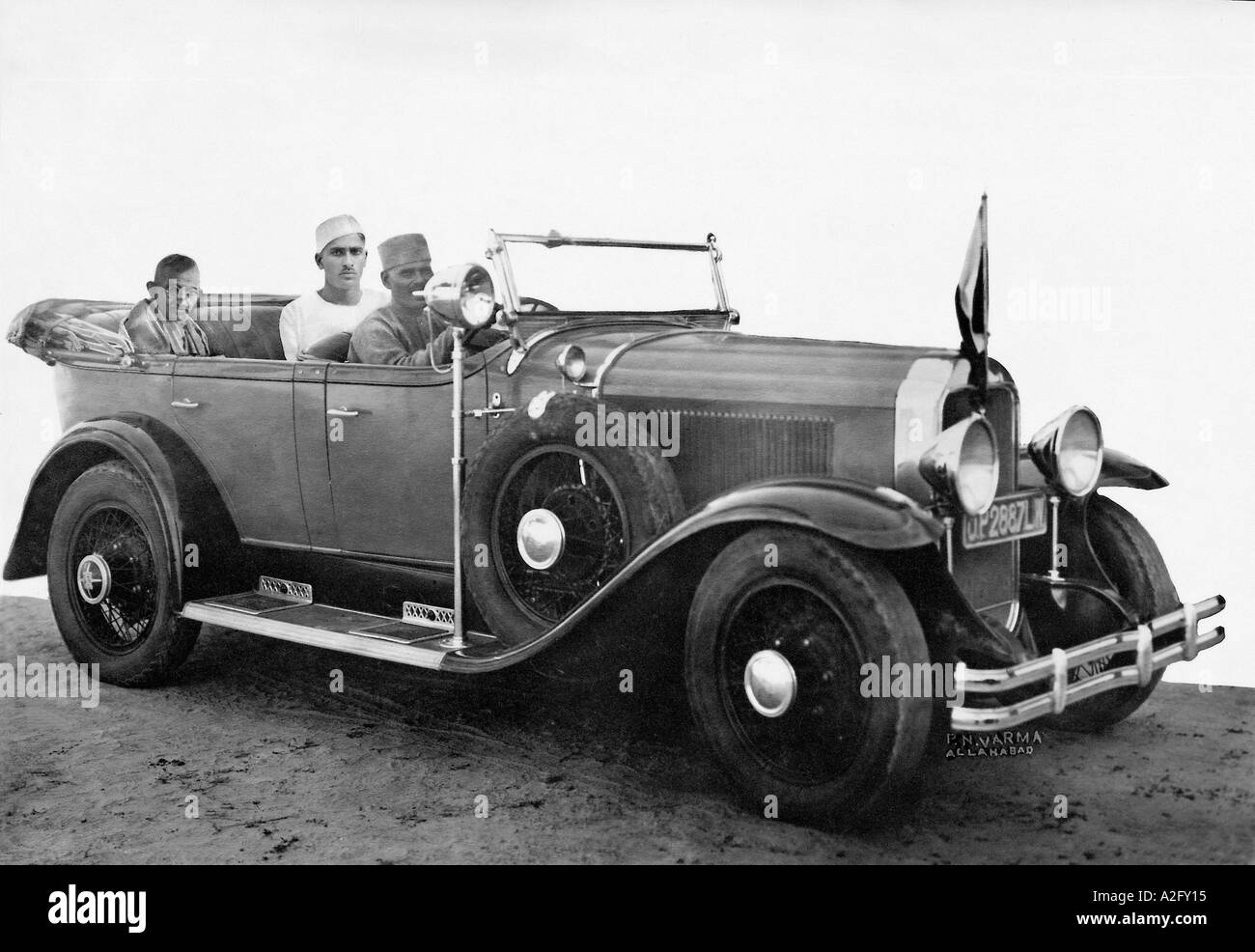 Il Mahatma Gandhi seduto con righello di stato Kalakankar India del Nord nella sua auto Asia 14 Novembre 1929 Foto Stock