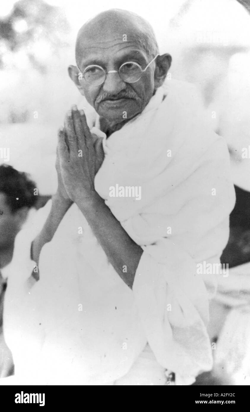Mahatma Gandhi saluta la gente che dice namaste benvenuto con le mani piegate India 1939 vecchia immagine vintage anni '1900 Foto Stock
