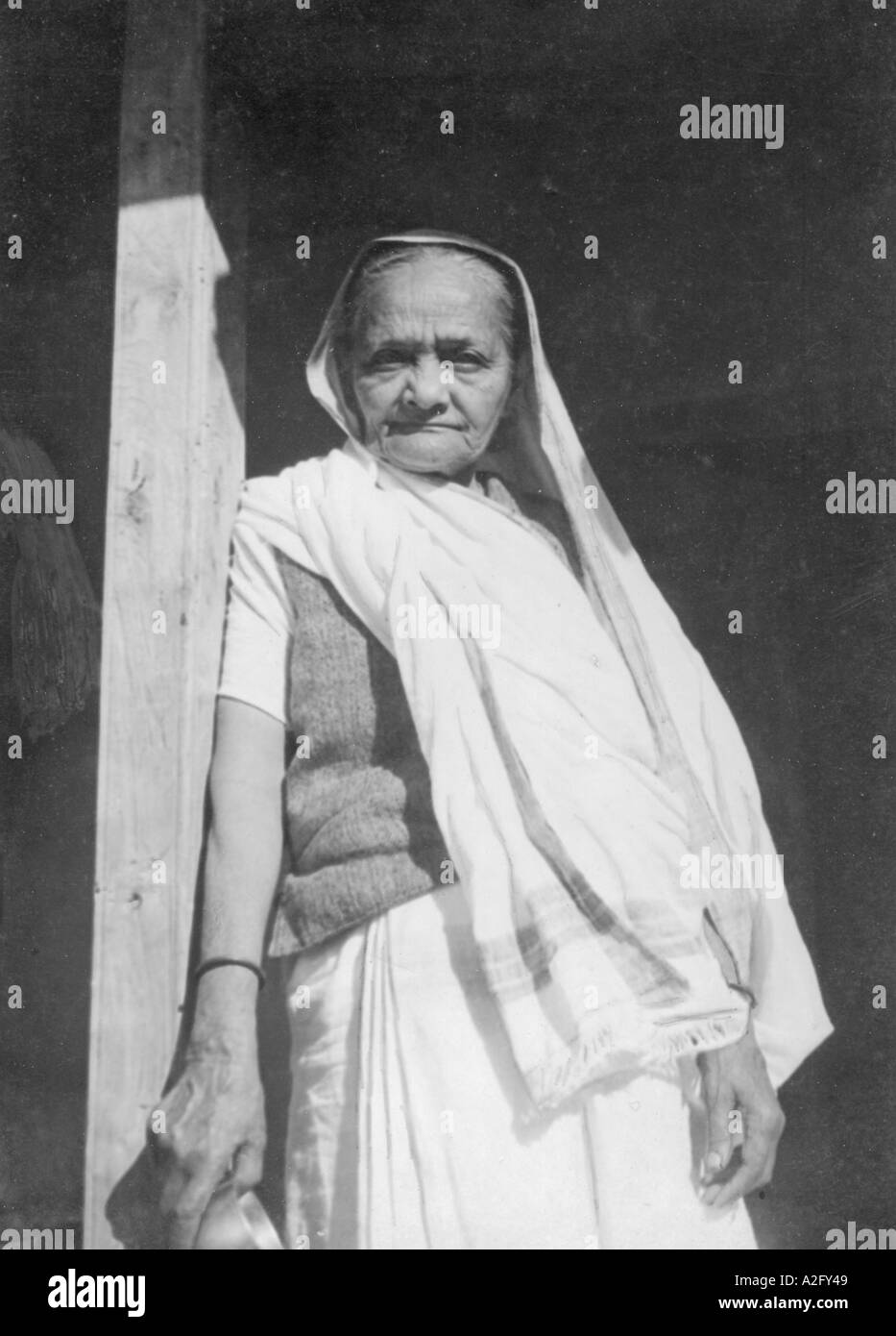 Kasturba Gandhi moglie di Mahatma Gandhi a Sevagram Ashram Wardha Maharashtra India 1939 Foto Stock