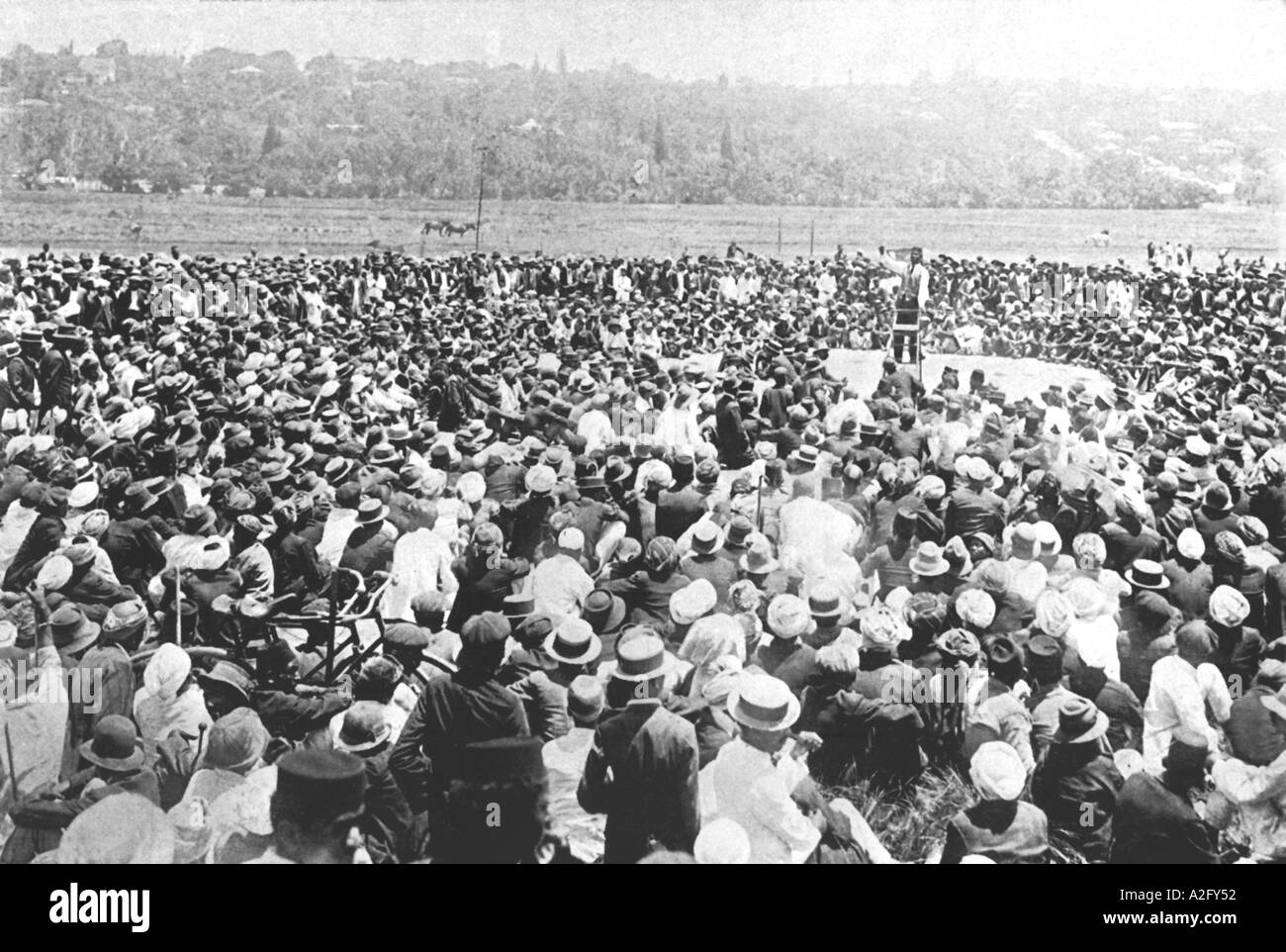 Leader sudafricano della comunità indiana Thambi Naidoo che si rivolge a un incontro di massa di oltre 6000 seimila persone del Sud Africa di Durban , 1913 Foto Stock