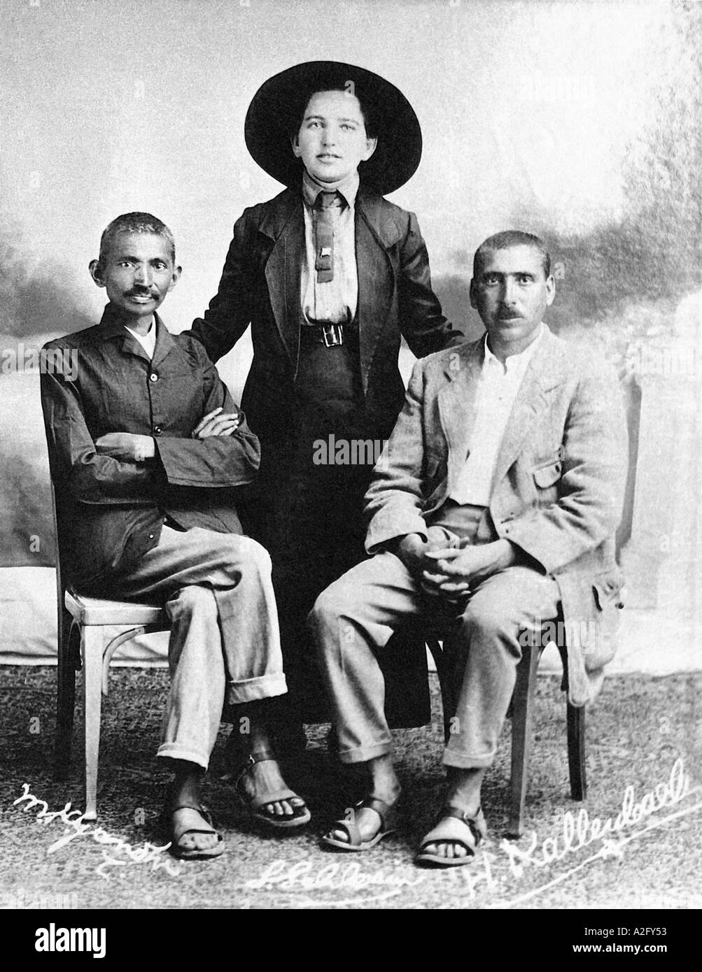 Mahatma Gandhi e la segretaria Sonia Schlesin e amico il dottor Hermann Kallenbach prima di marzo da Natal a Transvaal Sudafrica 1913 annata Foto Stock