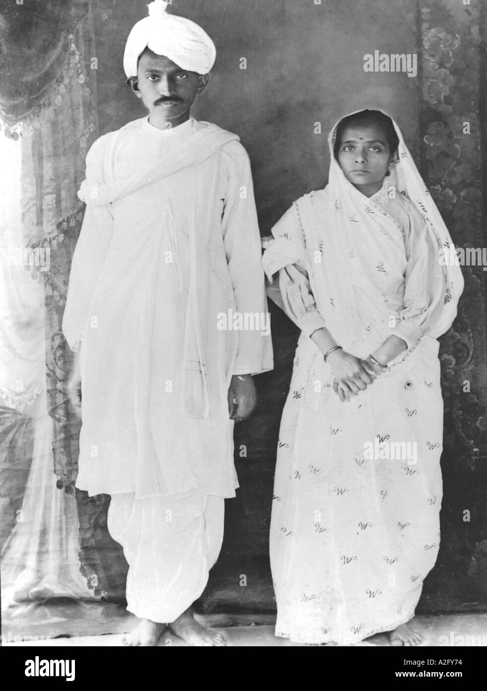 Il Mahatma Gandhi e sua moglie Kasturba al loro ritorno in India - gennaio 1915 Foto Stock
