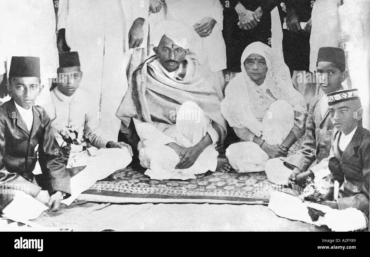 Mahatma Gandhi e Kasturba Gandhi con i bambini, India, 1918, vecchia immagine del 1900 Foto Stock